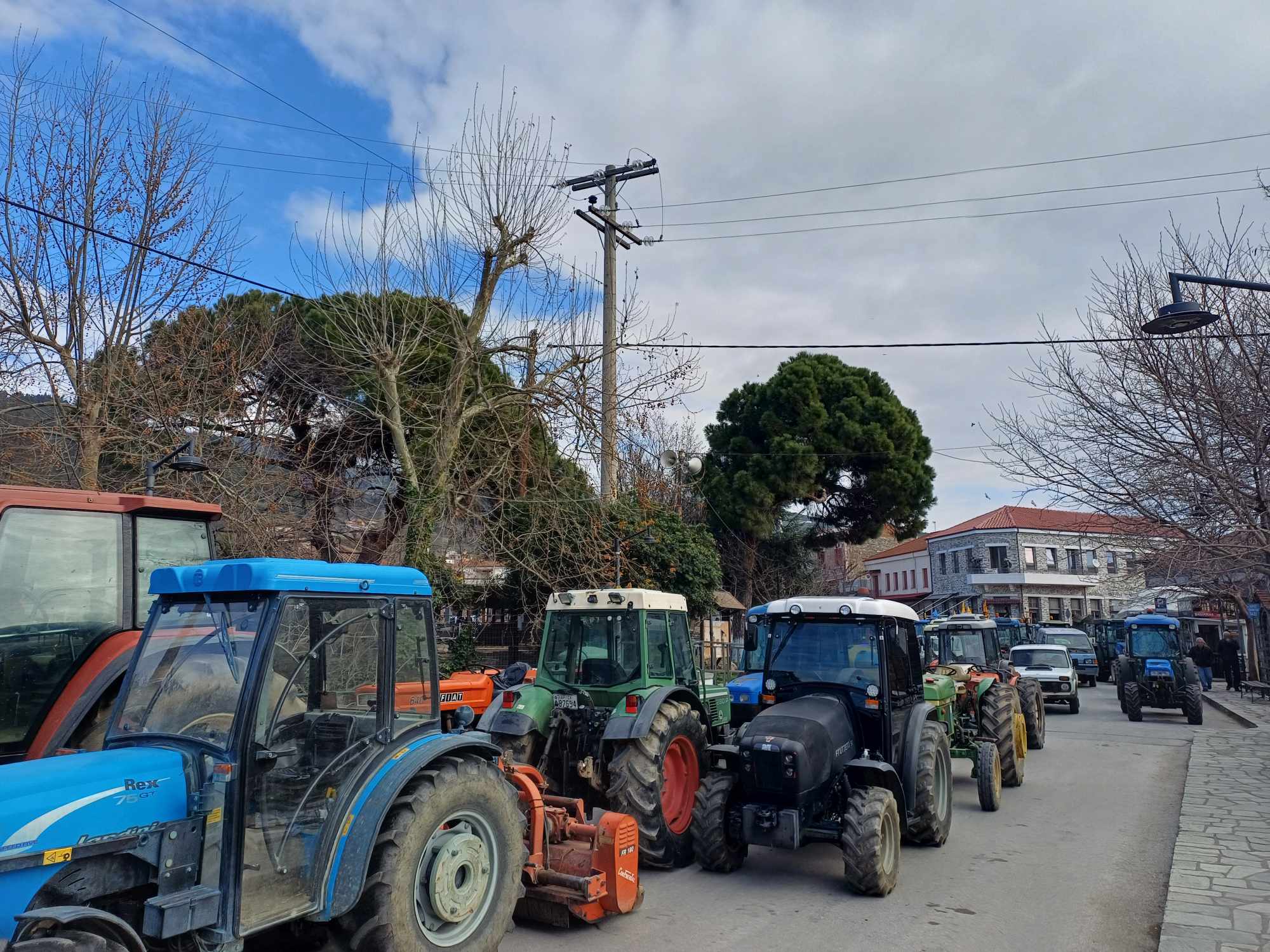 «Βούλιαξε» από τρακτερ και αγρότες η κεντρική πλατεία της Αγιάς-ογκώδες συλλαλητήριο (ΦΩΤΟ+video)