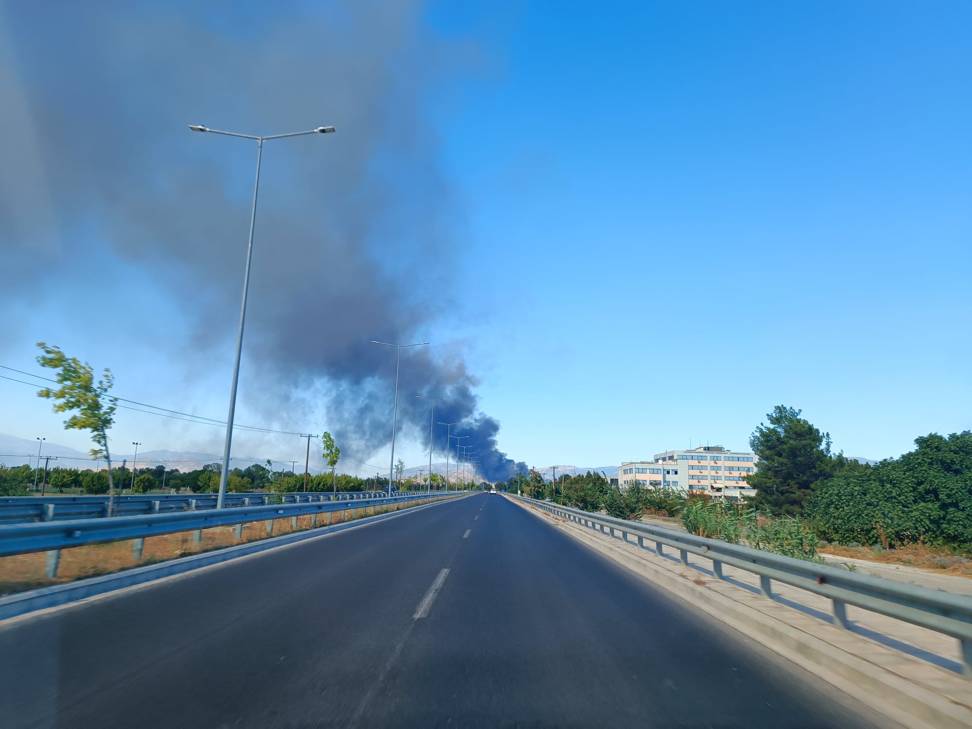 Συγκλονιστικές εικόνες από την επιχείρηση κατάσβεσης της φωτιάς στο Ομορφοχώρι (ΦΩΤΟ)