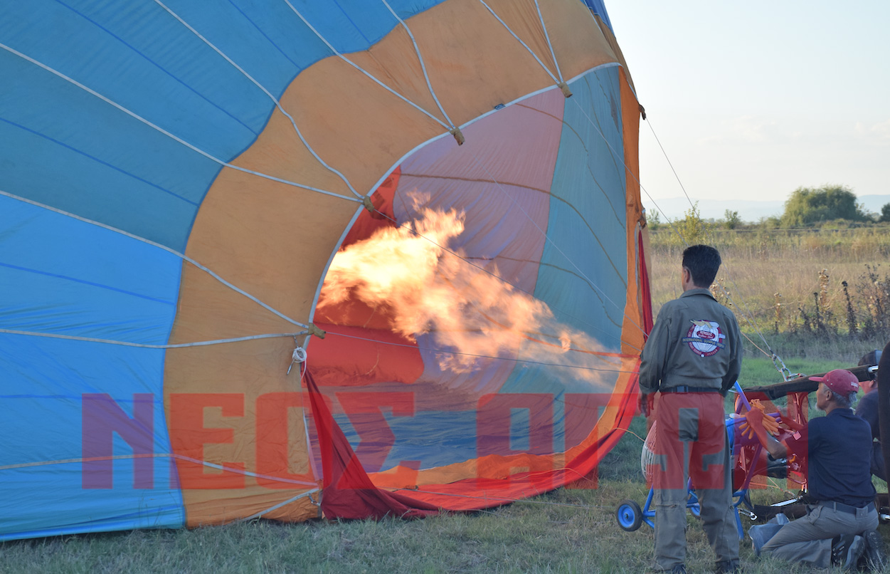 Αερόστατα και αεροσκάφη χρωμάτισαν τον ουρανό της Καρδίτσας (φωτο+video)