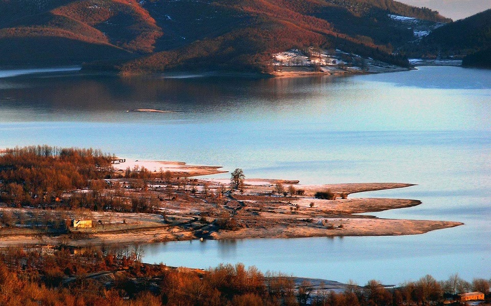 Φθινόπωρο στη Λίμνη Πλαστήρα- πανδαισία χρωμάτων σε φόντο χρυσαφί