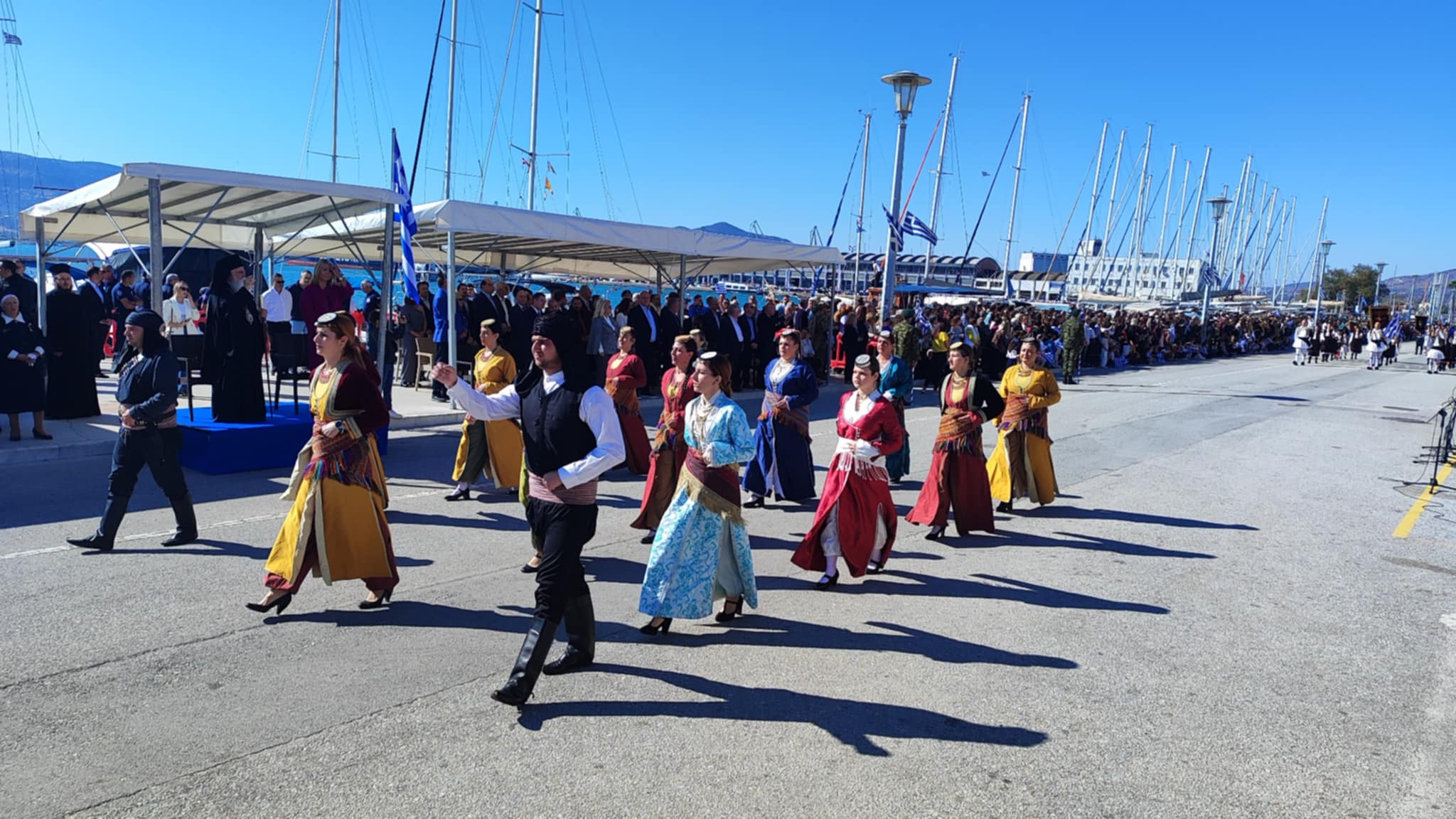 Πλήθος κόσμου στην παρέλαση του Βόλου στην παραλία (ΦΩΤΟ