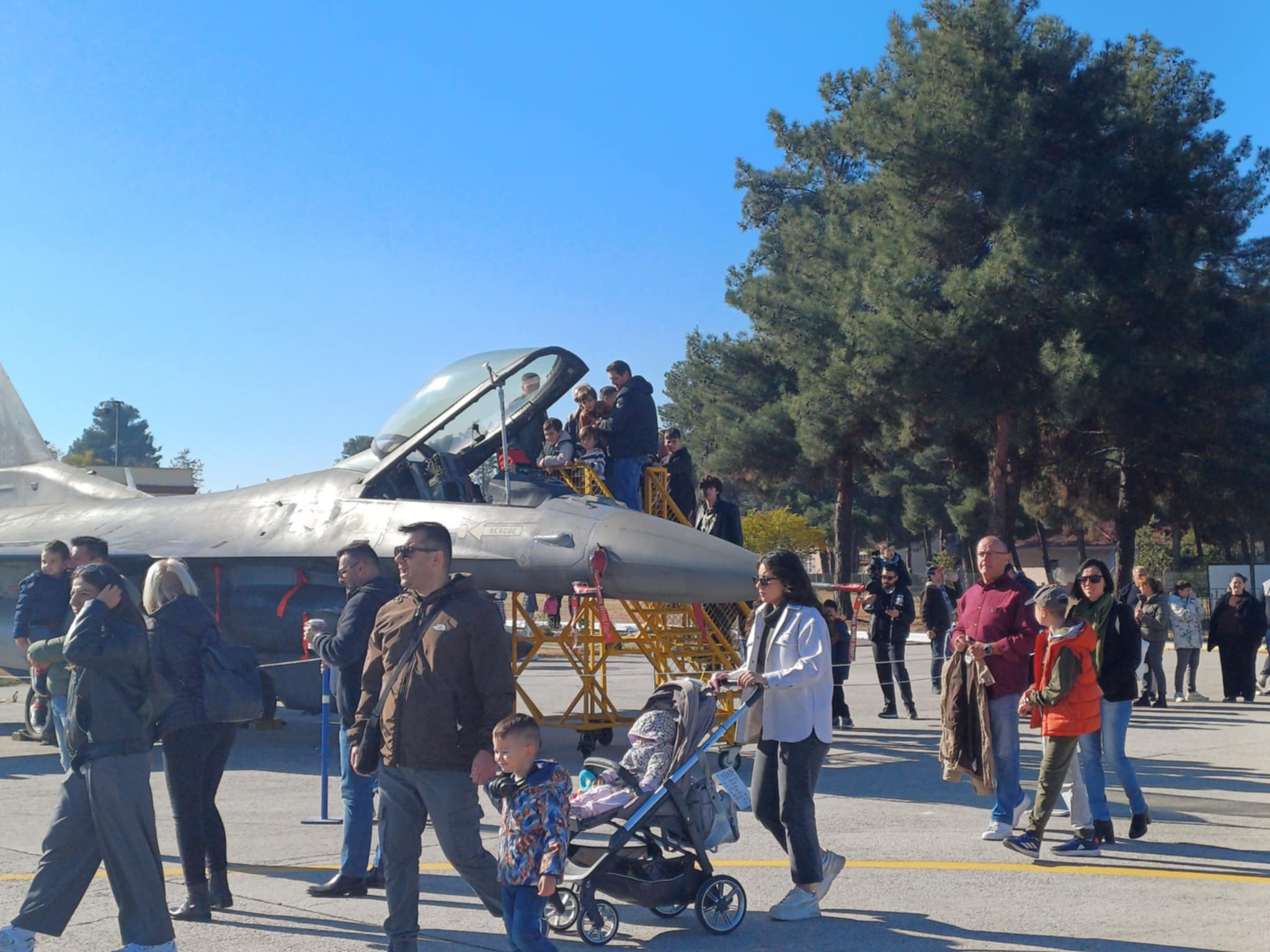 «Έσκισε τους αιθέρες» της Λάρισας το F-16 DEMO TEAM «ΖΕΥΣ» στην 110 Πτέρυγα Μάχης (ΦΩTO)