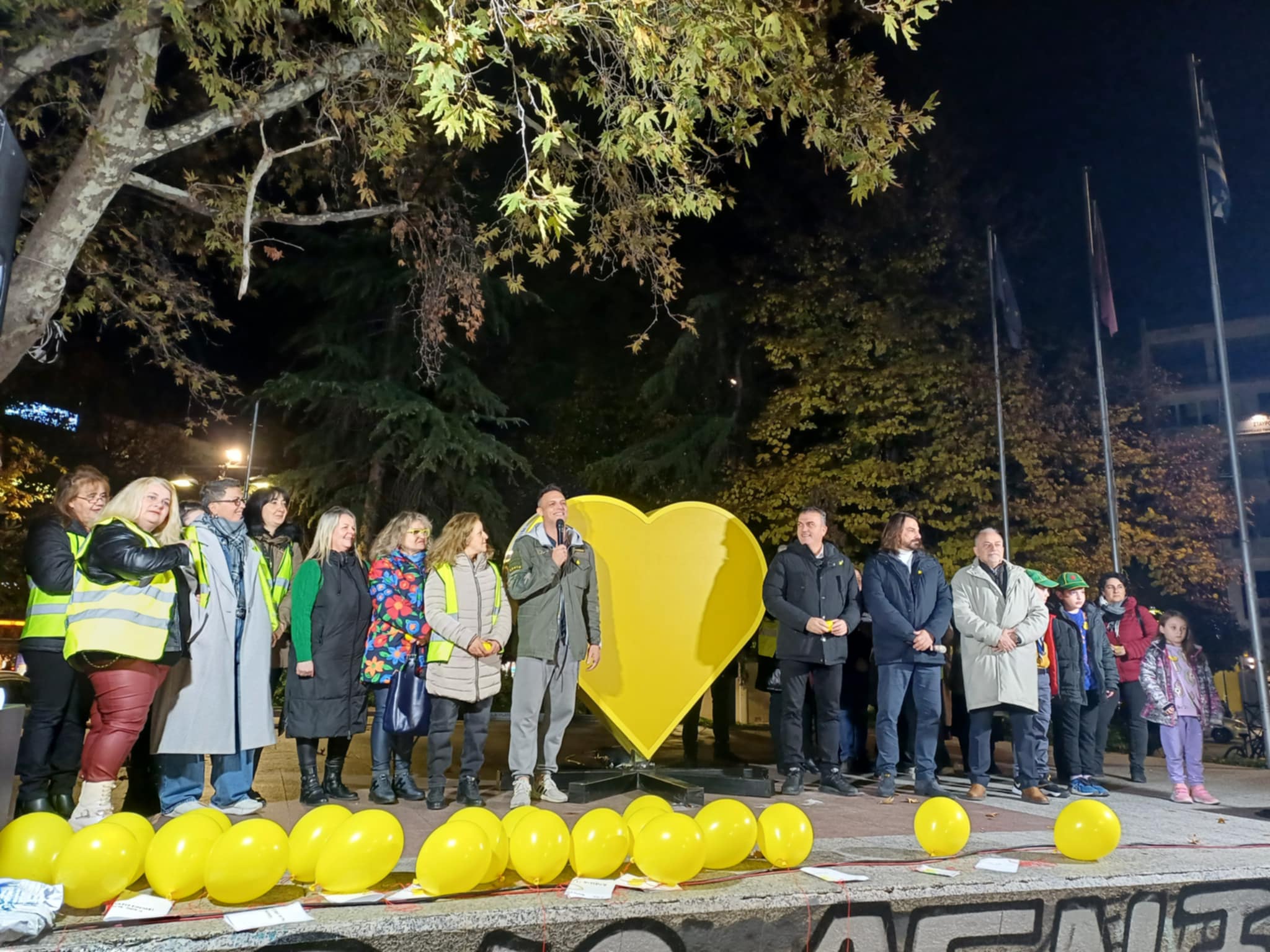 Φωταφωγήθηκε απόψε η Κίτρινη Καρδιά στη Λάρισα προς τιομή των ανθρώπων της καθαριότητας (ΦΩΤΟ)