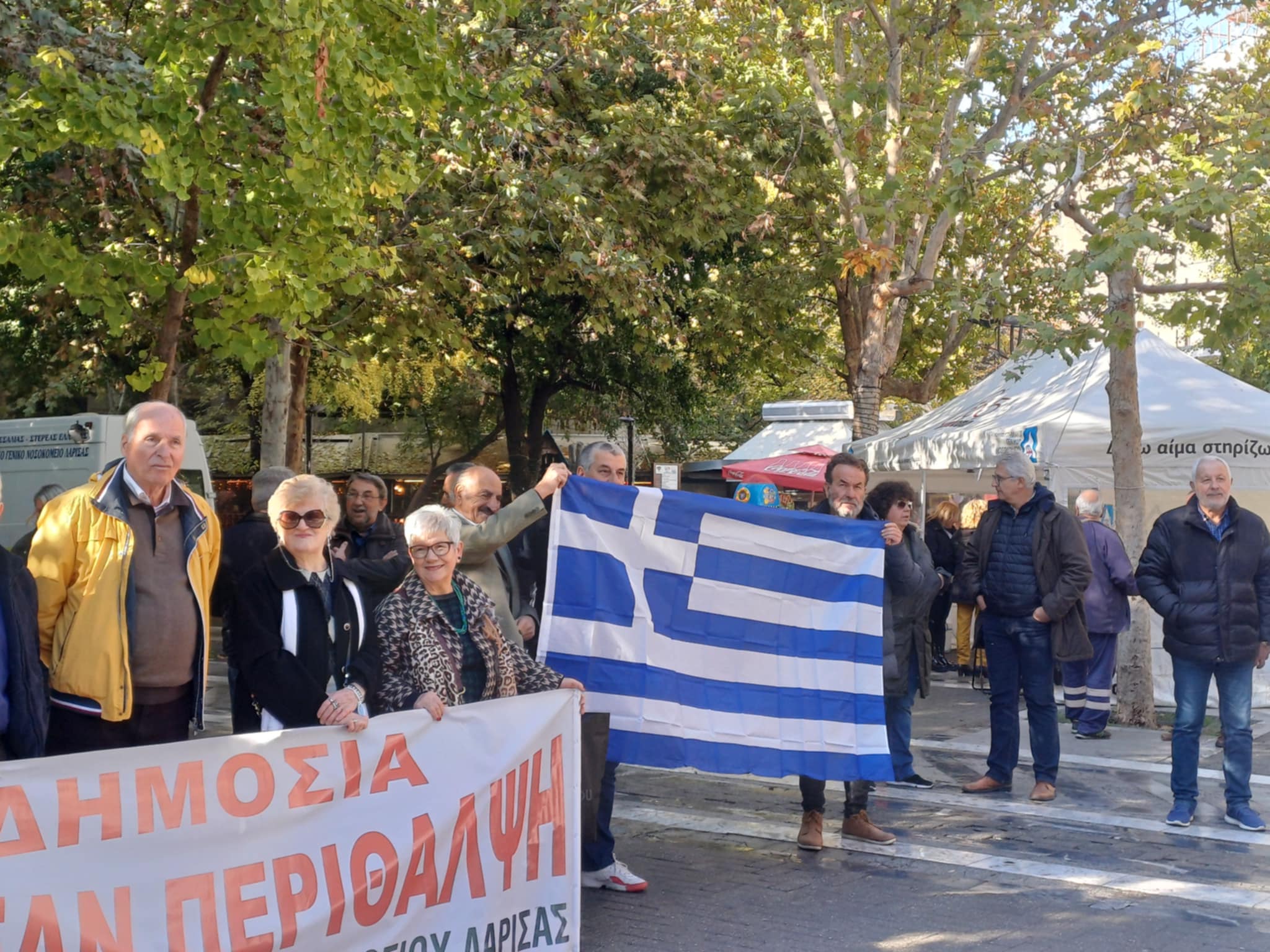 Απάντηση στην αυαταρχικότητα της κυβέρνησης ε΄δωσαν σήμερα στην απεργιακή συγκέντρωση στην Ταχυδρομείου οι δημόσιοι υπάλληλοι