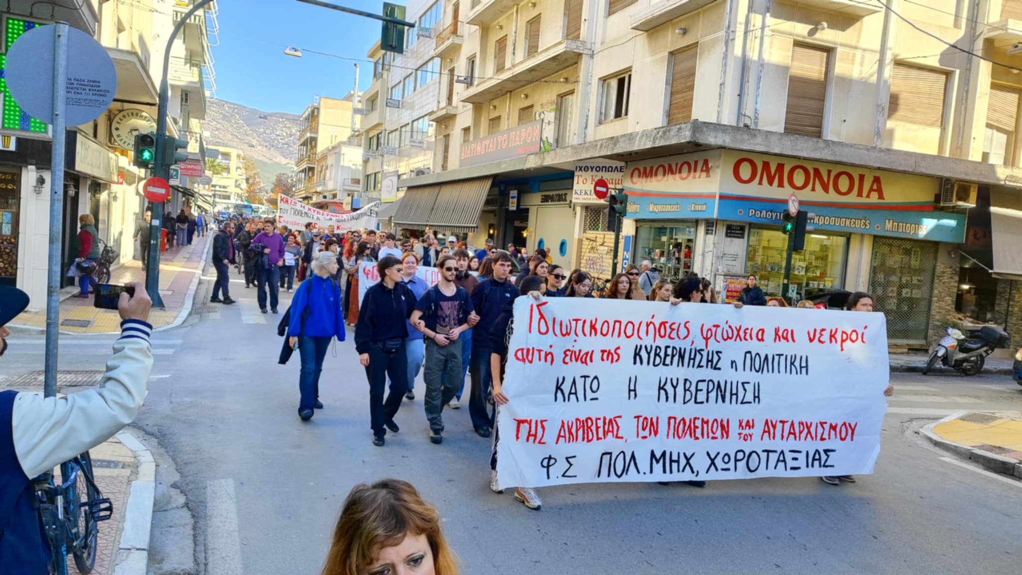 Μαζική συμμετοχή εργαζομένων στυην απεργιακή συγκέντρωση στον Βόλο (ΦΩΤΟ)