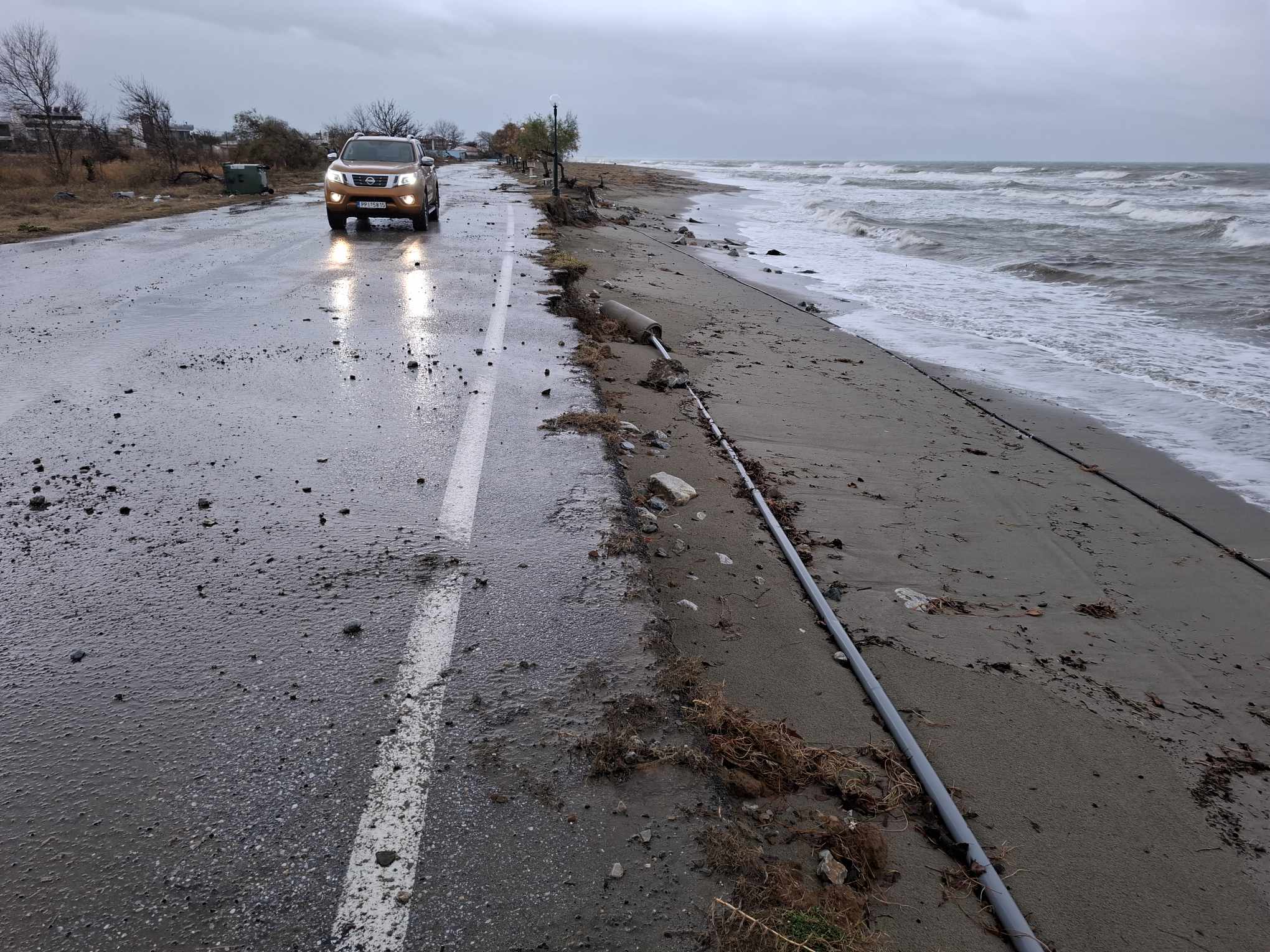 Βομβαρδισμένο τοπίο τα Μεσάγγλααπό την καοκιαρία Bora -πλημμυρισμένοι δρόμοι και σπίτια (ΦΩΤΟ)