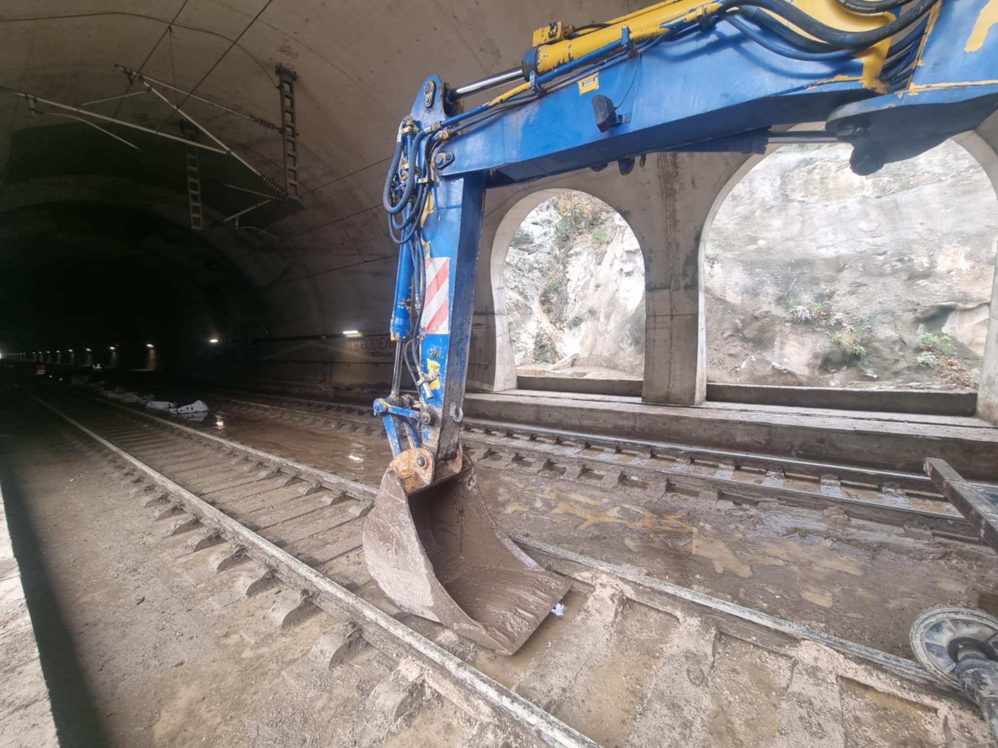 Συνεχίζονται πυρετωδώς οι εργασίες αποκατάστασης στη σιδηροδρομική σήραγγα Τεμπών (ΦΩΤΟ).