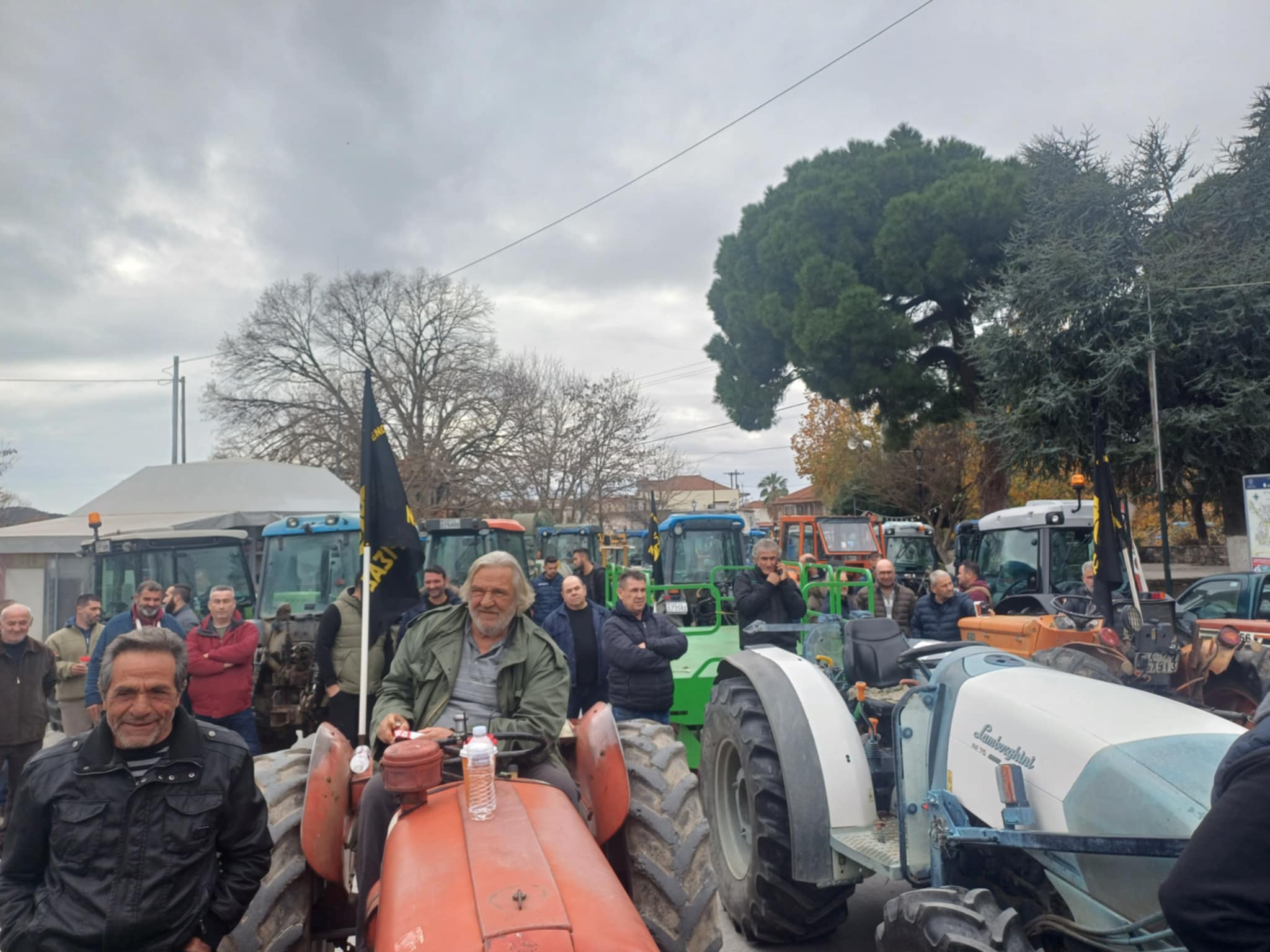 «Βούλιαξε» από τρακτέρ η Αγιά- συλλαλητήριο μηλοπαραγωγών και καστανοπαραγωγών (ΦΩΤΟ)