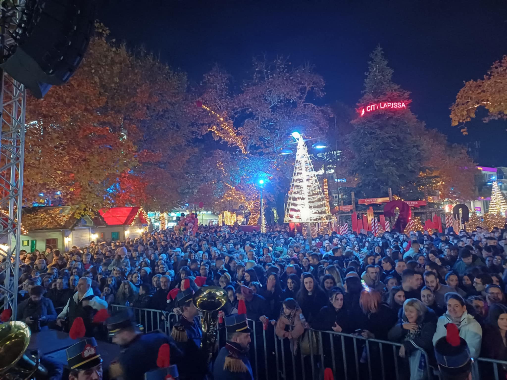 Η πιο λαμπερή στιγμή της χρονιάς - άναψε το χριστουγεννιάτικο ΄δεντρο με Στέλιο Ρόκο η Λάρισα (ΦΩΤΟ)