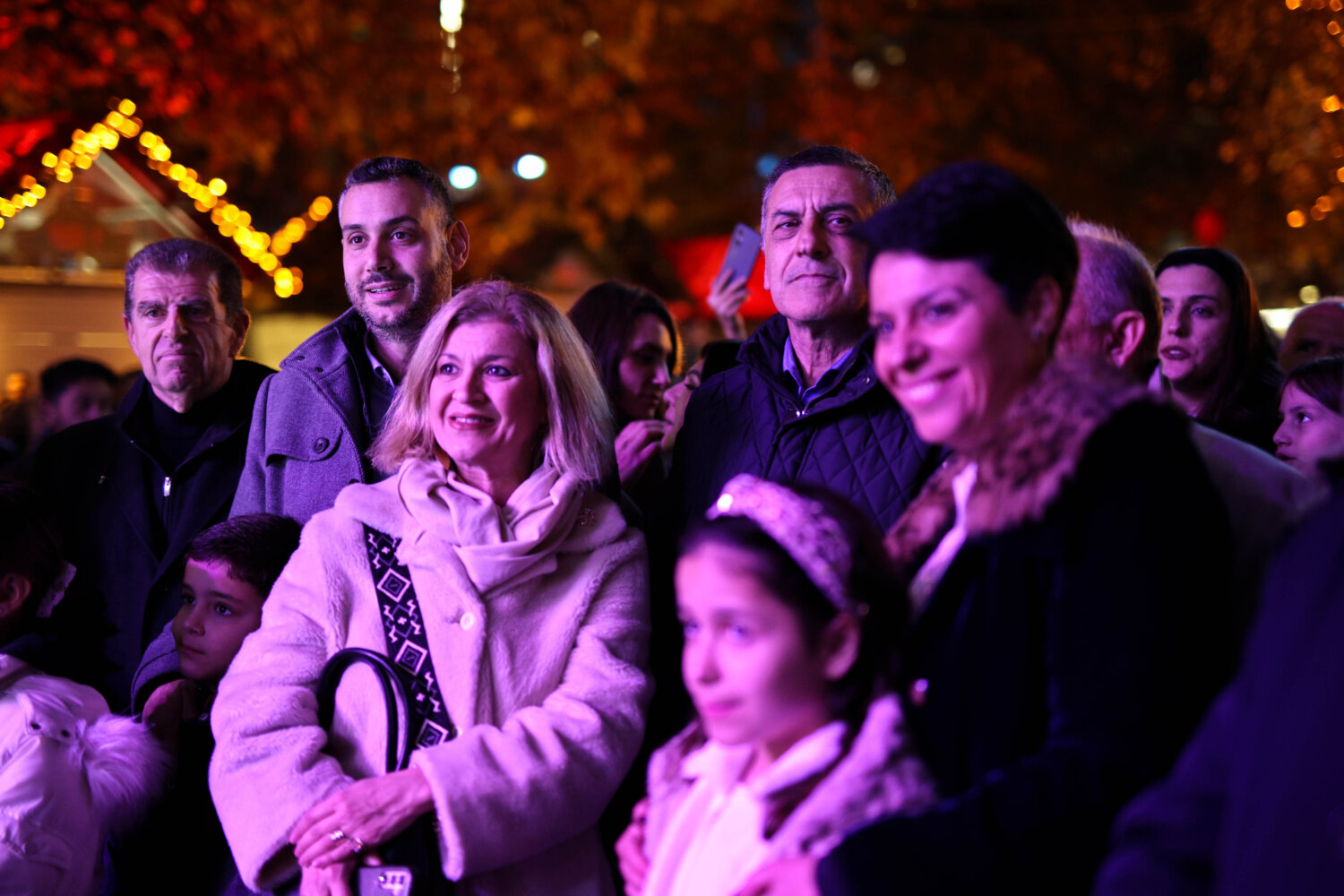 Ξεφάντωσαν οι Λαρισαίοι με Στέλιο Ρόκο στο άνναμμα του δέντρου (ΦΩΤΟ)