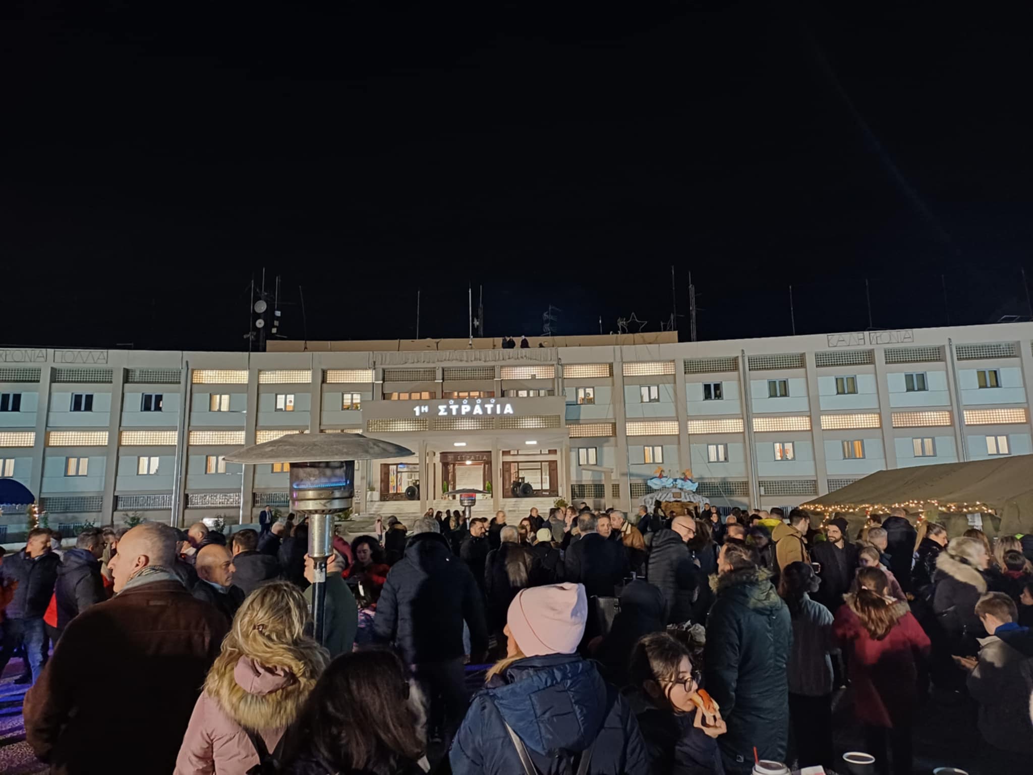 Φωταγωγηθηκε το Δέντρο στην 1η Στρατιά σε γιορτινό κλίμα (ΦΩΤΟ+video)