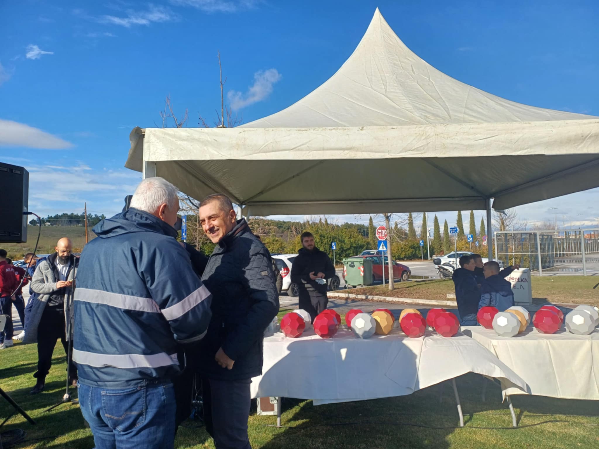 Aποκαλυπτήρια του Μνημείου των μελών της «βυσσινί» οικογένειας της ΑΕΛ που έφυγαν από τη ζωή (ΦΩΤΟ)