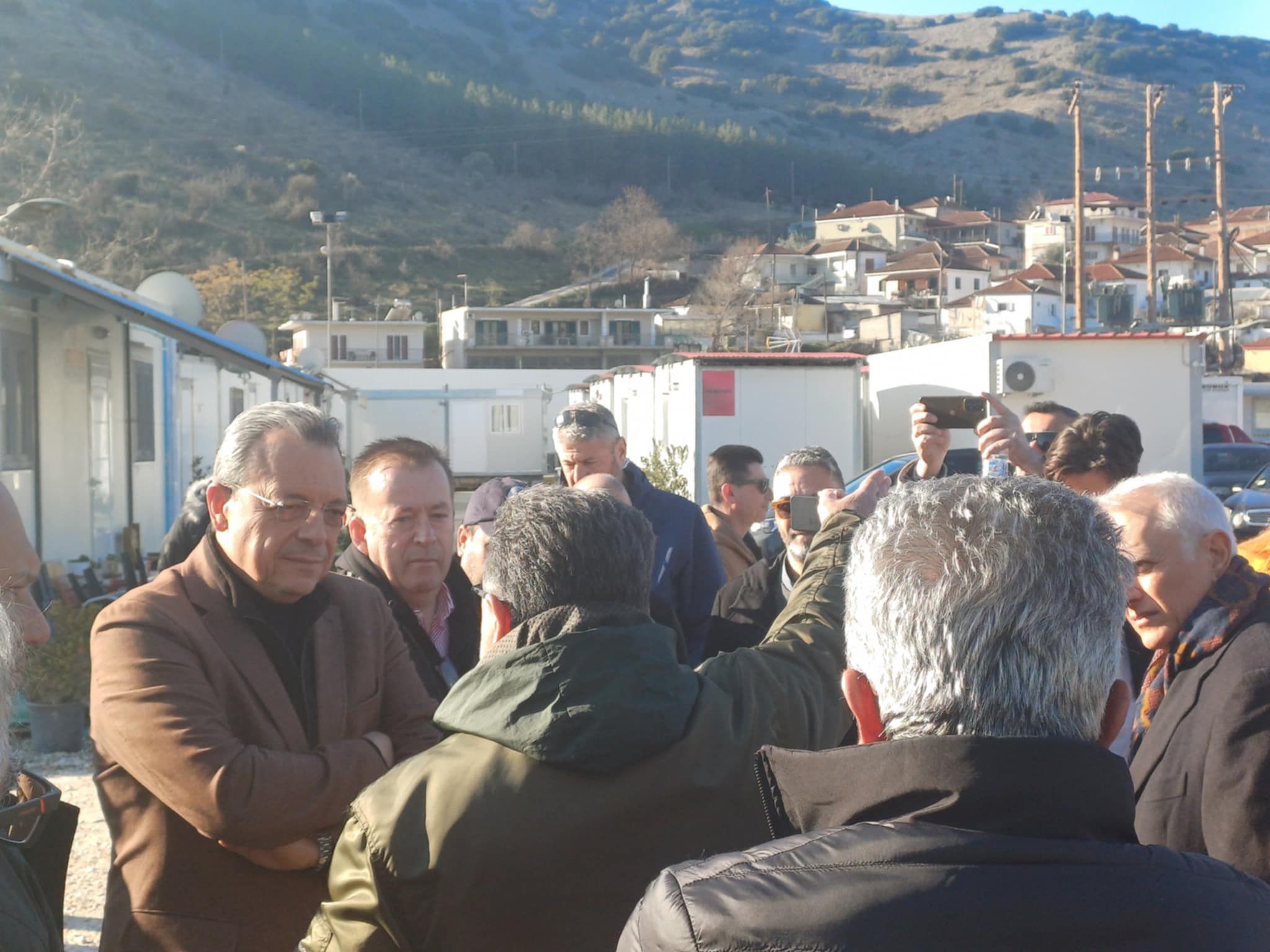 Φάμελλος από Δαμάσι: «Απάνθρωπο να μένουν σε κοντέινερ για τέταρτο χειμώνα οικογένιες» (ΦΩΤΟ+video)