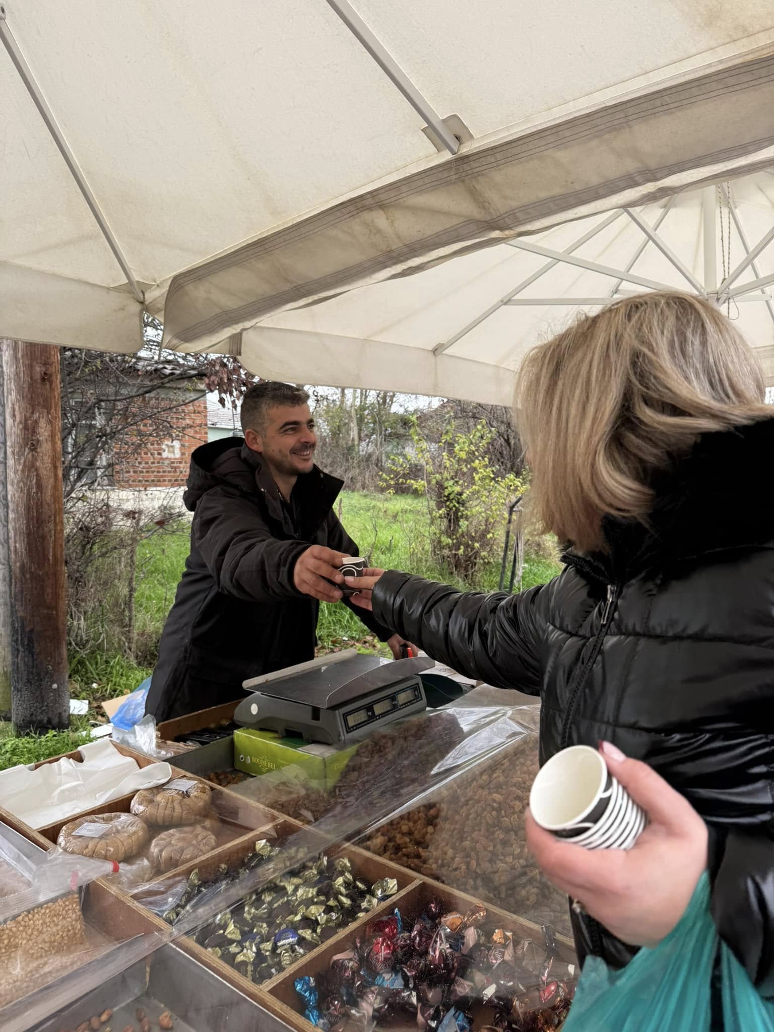 Σταφίδες, κονιάκ και ευχές από το Δήμο Παλαμά στους εμπόρους της λαϊκής αγοράς (φωτο)