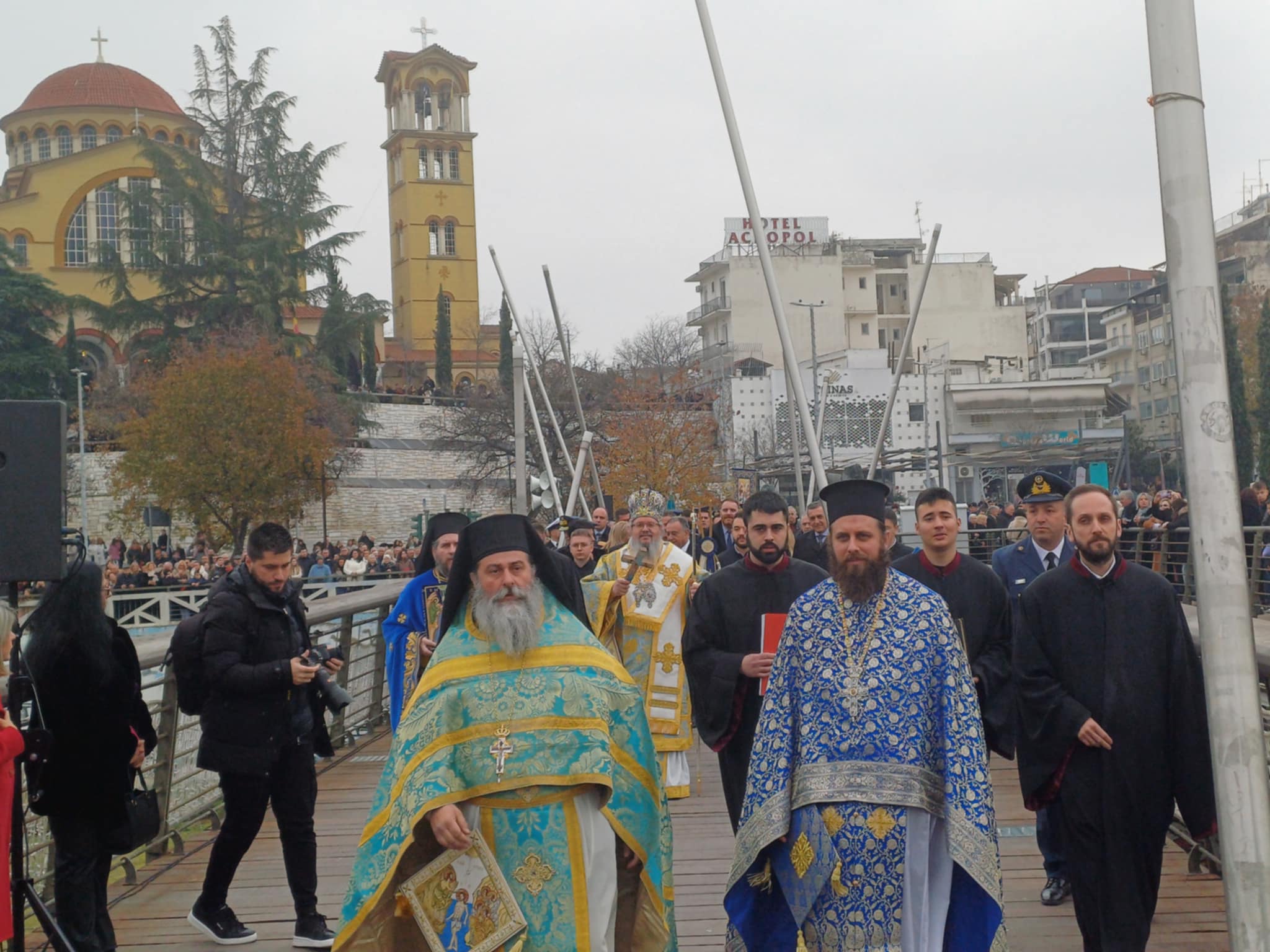 Βούτηξαν στα παγωμένα νερά του Πηνειού για το σταυρό (ΦΩΤΟ+video)