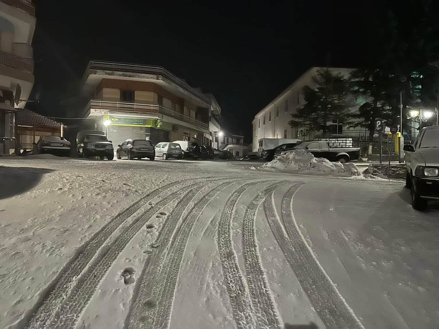 Χιονίζει από χθες βράδυ στα ορεινά της Λάρισας- στους 10 πόντους στη Σπηλιά το έστρωσε στο Λιβάδι (ΔΩΤΟ+video)