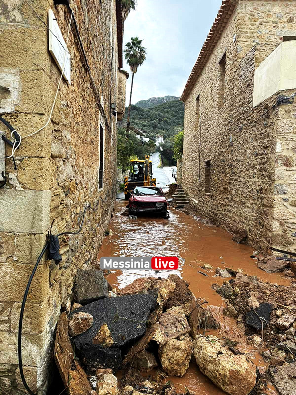 Κακοκαιρία στην Καλαμάτα: Μεγάλες καταστροφές στις Κιτριές - Χείμαρρος ξήλωσε δρόμο και παρέσυρα αυτοκίνητα