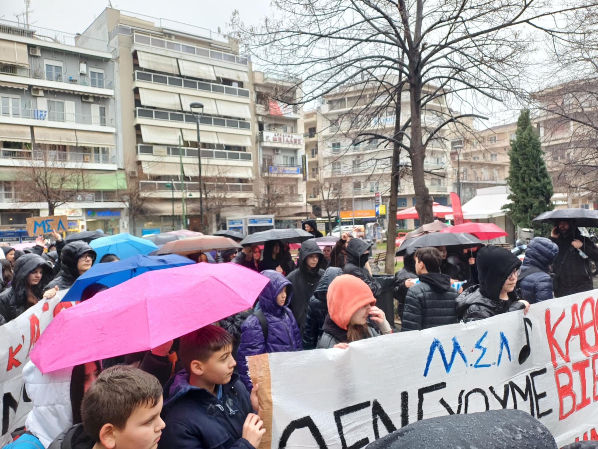 Πορεία διαμαρτυρίας μετά ...μουσικής και υπό βροχή από το Μουσικό Σχολείο Λάρισας (ΦΩΤΟ+video)