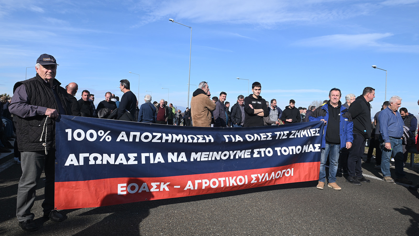 Ρίψη χημικών και χειροβομβίδων κρότου λάμψης από τα ΜΑΤ στο μπλόκο του Ε-65 (φωτο)