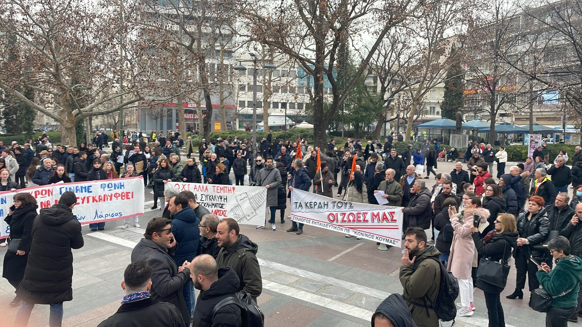 «Δεν έχω οξυγόνο»-Ογκώδης συγκέντρωση στην κεντρική πλατεία Λάρισας για τα θύματα των Τεμπών (ΦΩΤΟ)