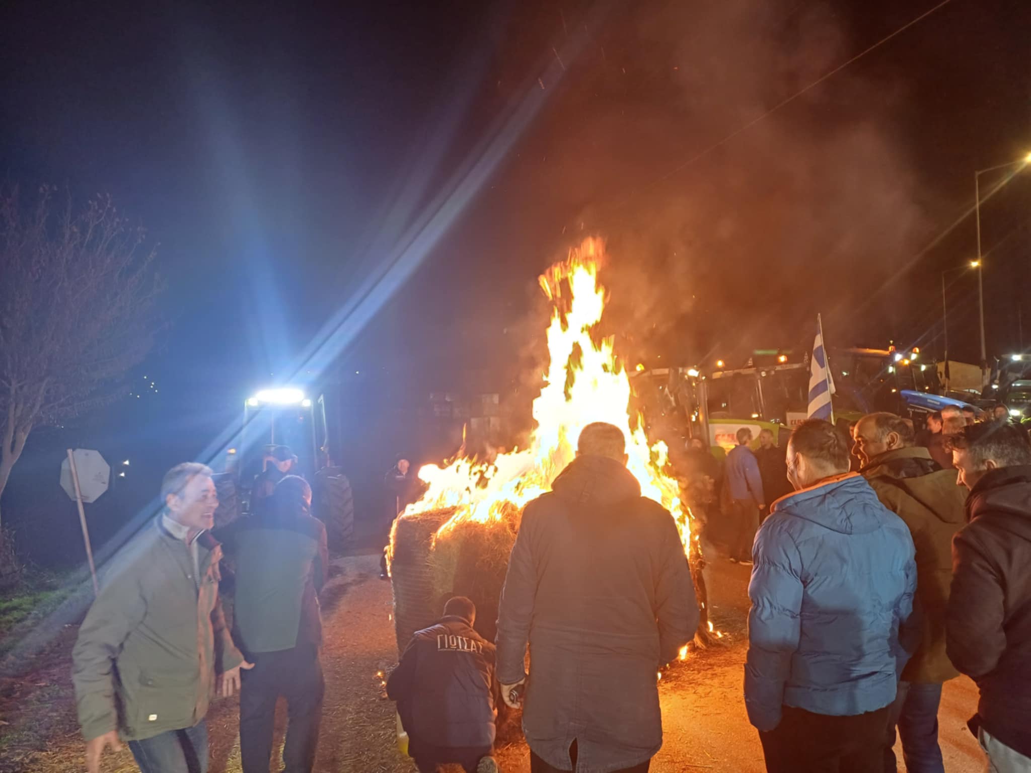 Αγρότες στο Μικρό Ελευθεροχώρι Ελασσόνας έκλεισαν την εθνική οδό και έβαλαν φωτιά σε αχυρόμπαλες (ΦΩΤΟ+video)