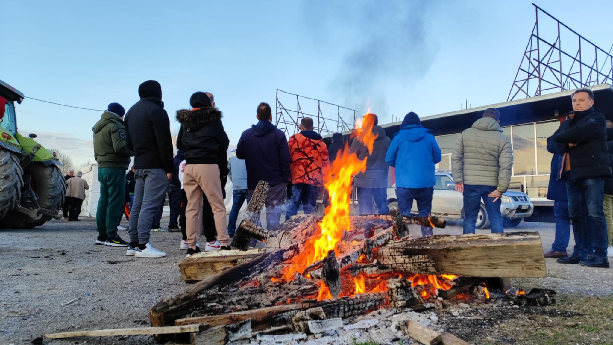 Σκληραίνουν τη στάσηγ τους οι αγρότες της Μαγνησίας- απέκλεισαν το απόγευμα την παλιά Βόλου- Λάρισας στο Ριζόμυλο (ΦΩΤΟ)