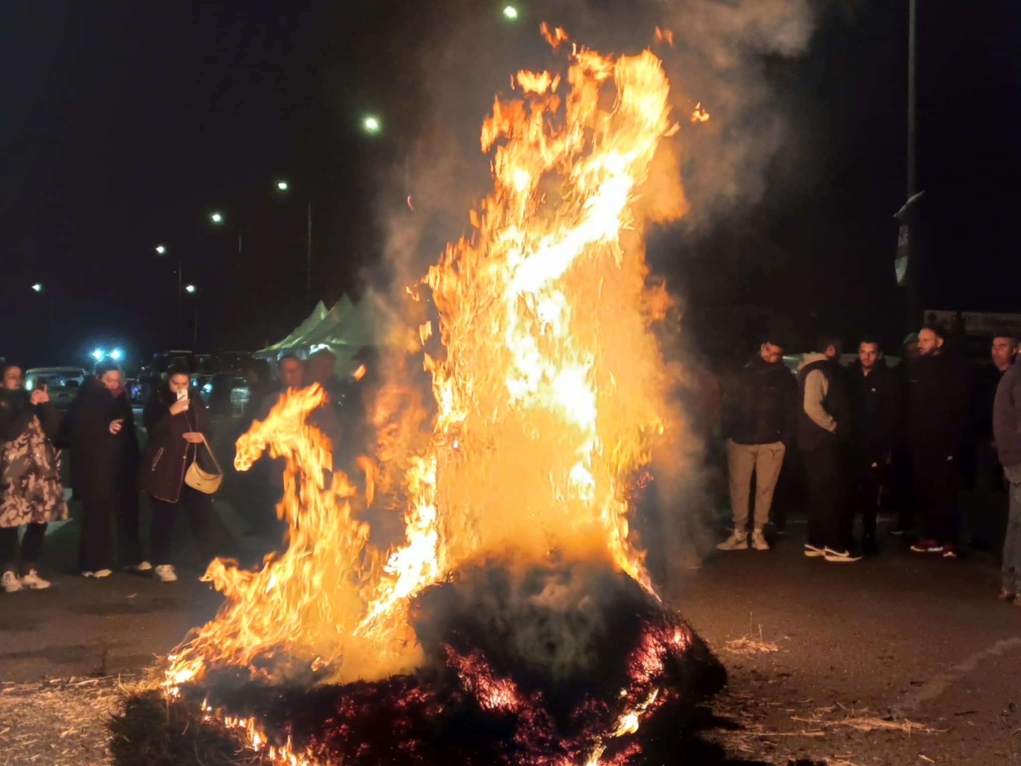 Σκληραίνουν τη στάση τους οι αγρότες στη Γυρτώνη- άναψαν φωτιες σε αχυρόμπαλες (ΦΩΤΟ+video)