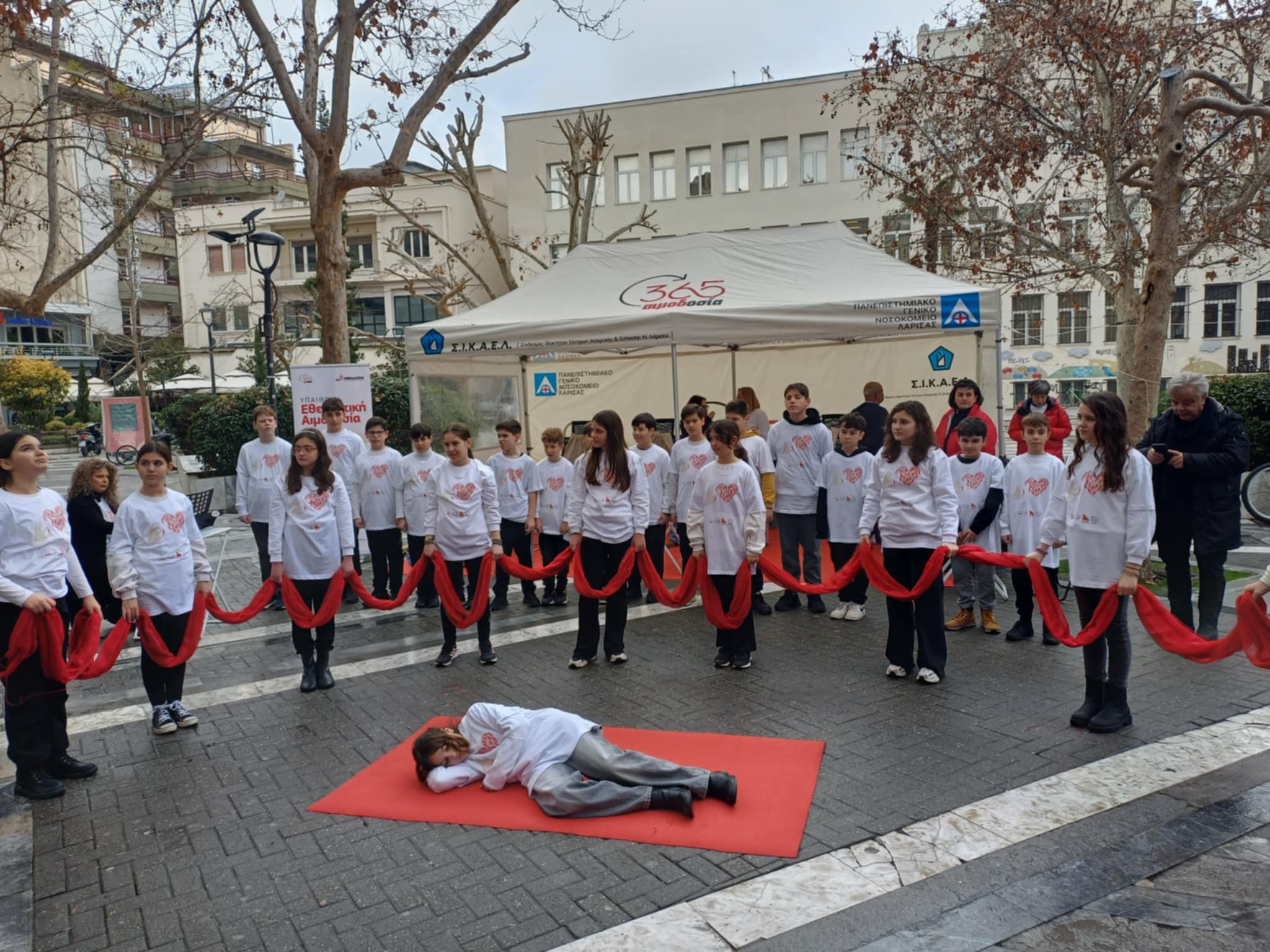 Eθελοντική αιμοδοσία από τους μαθητές του 16ου δημοτικού Λάρισας στην Ταχυδρομείου (ΦΩΤΟ+video)