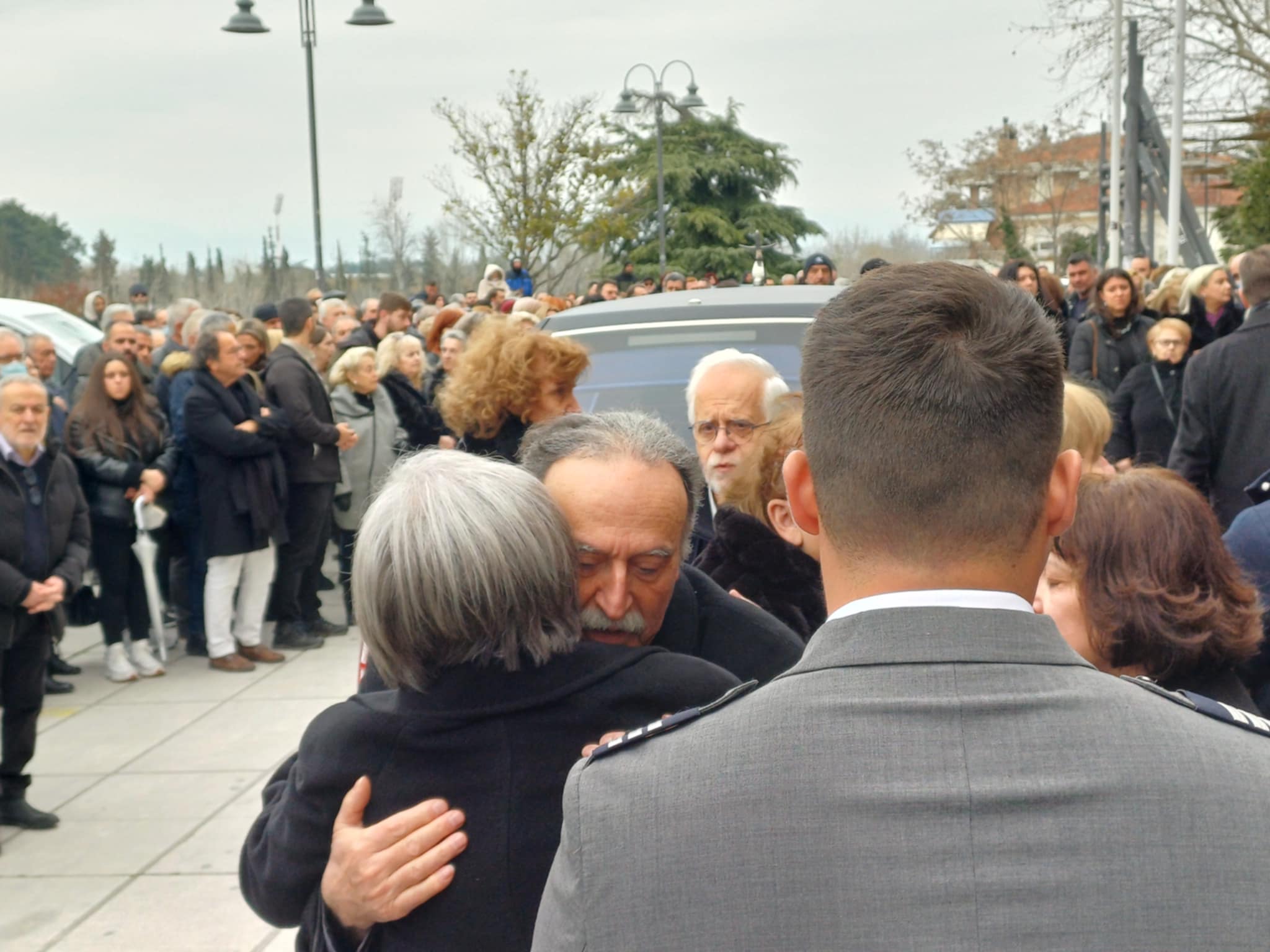 Ρίγος: Πλήθος Λαρισαίοι έψαλλαν το Χριστός Ανέστη στην κδειά του Βασίλη Καλογήρου (ΦΩΤΟ+video)