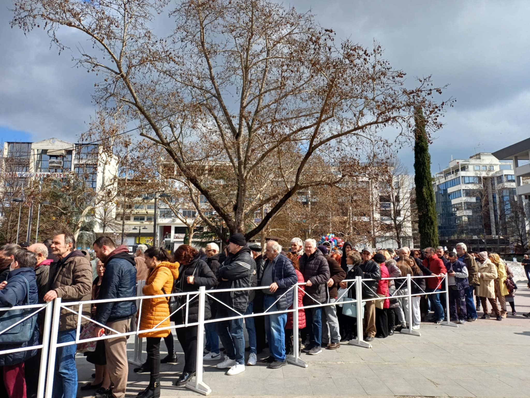 Τσίκνα , χάλκινα και χοροί κυκλωτικοί στην κεντρική πλατεία- άναψε το κέφι )ΦΩΤΟ+video)