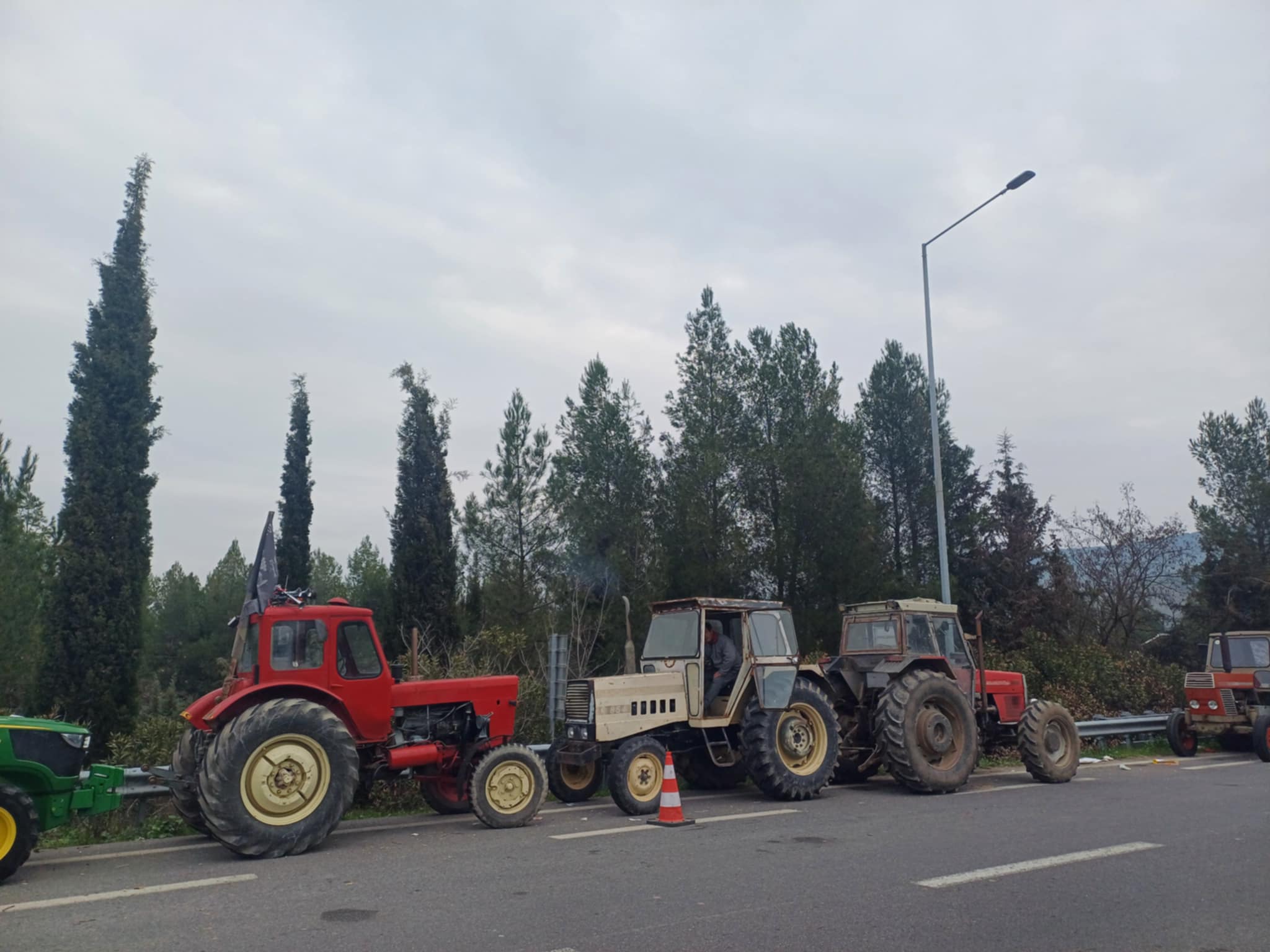 Αποχωρούν από το μπλόκο της Γυρτώνης οι αγρότες και δίνουν ραντεβού την Παρασκευή για τα Τέμπη (ΦΩΤΟ+video)