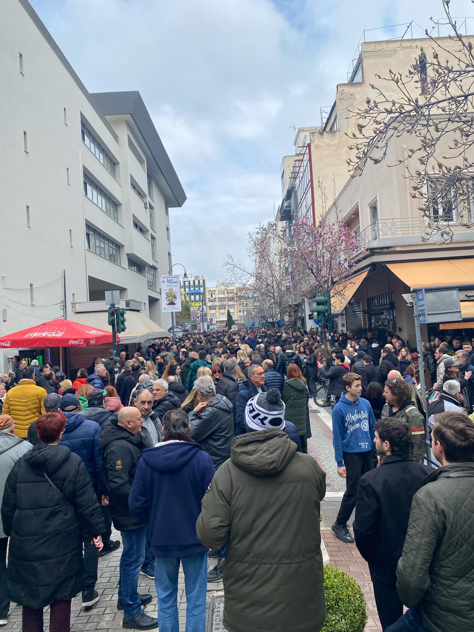 Απίστευτη συγκεντρωση: όλη η Λάρισα στην πλατεία για τα Τεμπη-δεκάδες χιλιάδες κόσμου (ΦΩΤΟ)