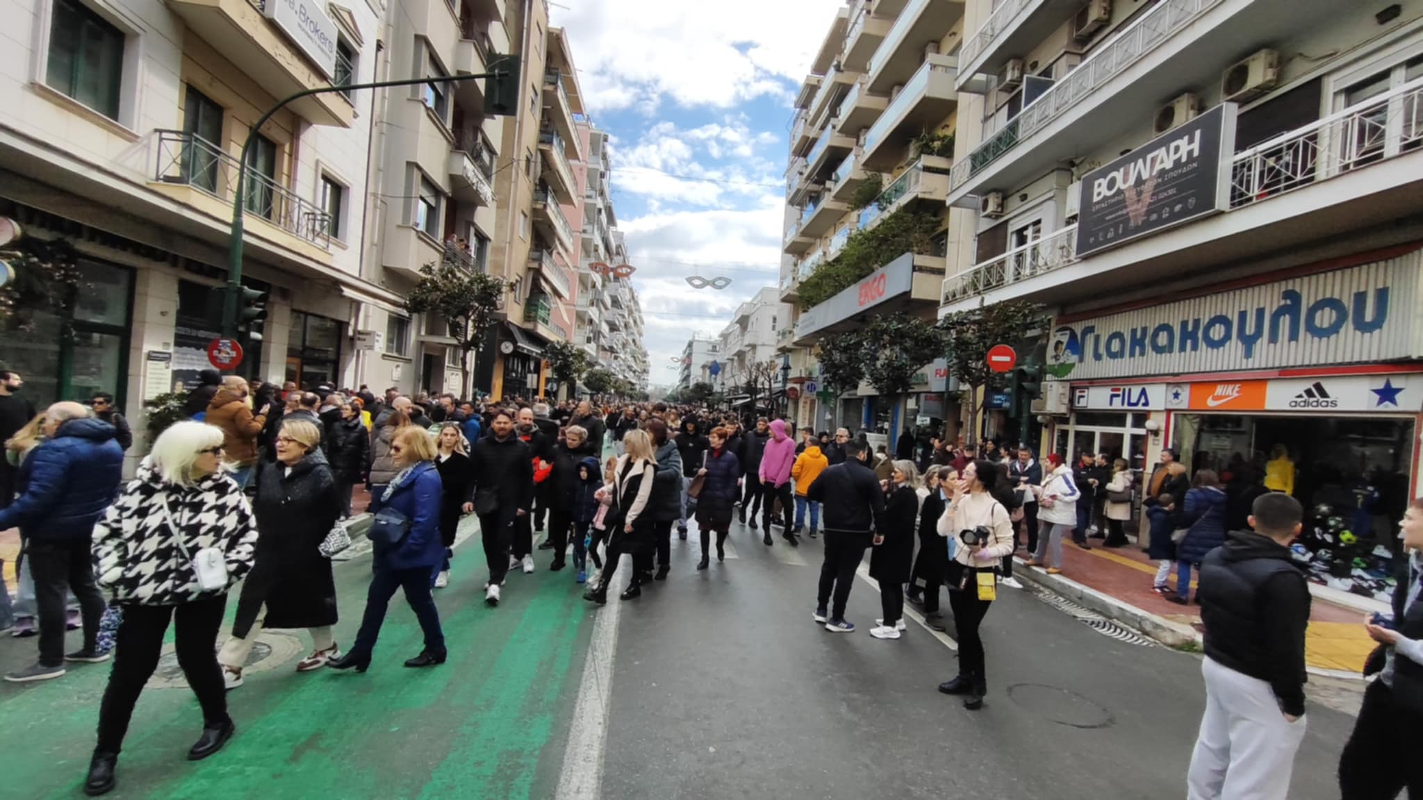 “Βούλιαξε” η παραλία του Βόλου από διαδηλωτές- Πάνδημο το αίτημα για δικαιοσύνη (ΦΩΤΟ)