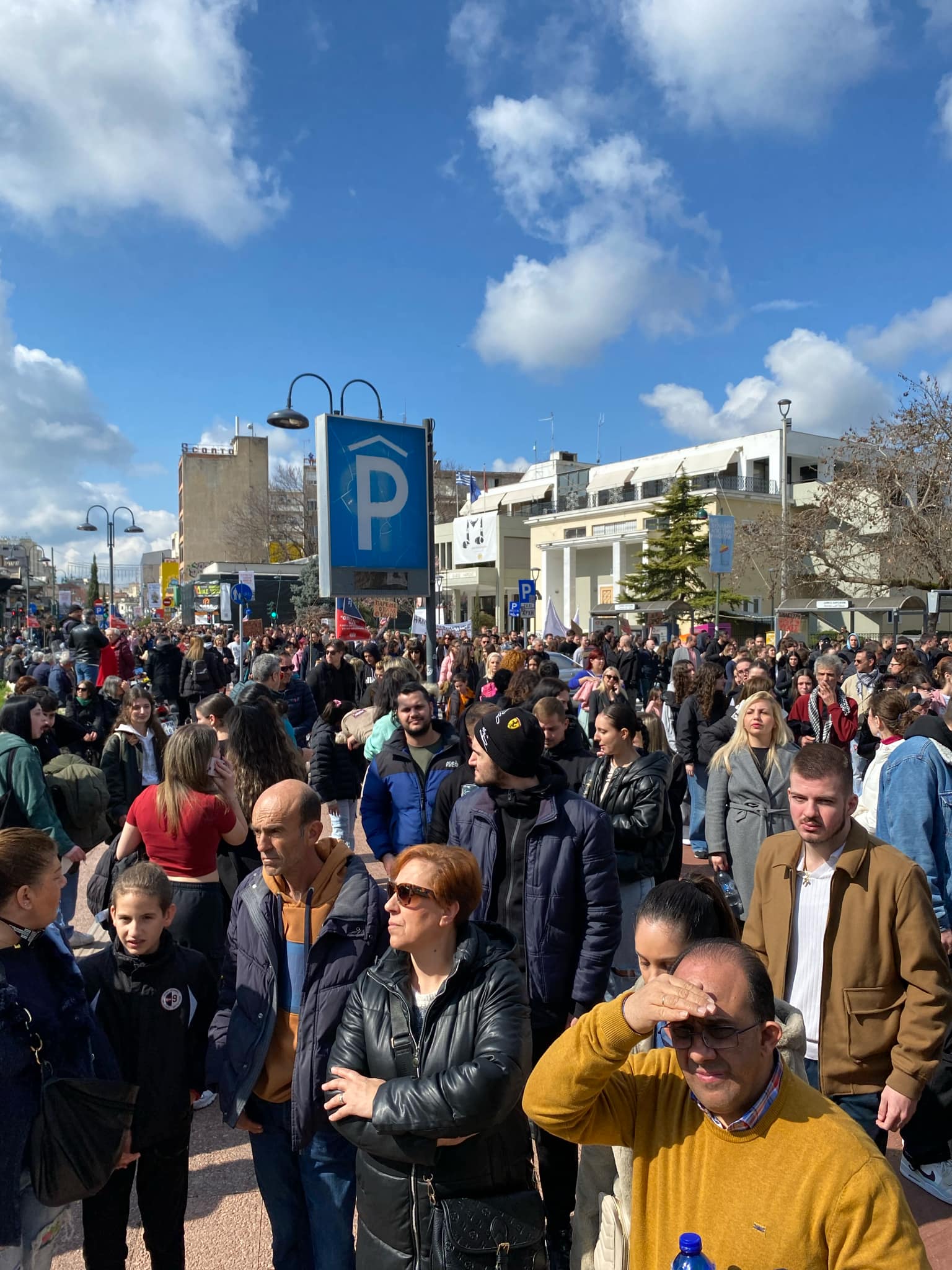 Στον Στα=θμό κατέληξε η μεγαλειώδης πορεία στη Λάρισα- απίστευτος αριθμός διαδηλωτών (ΦΩΤΟ+video)