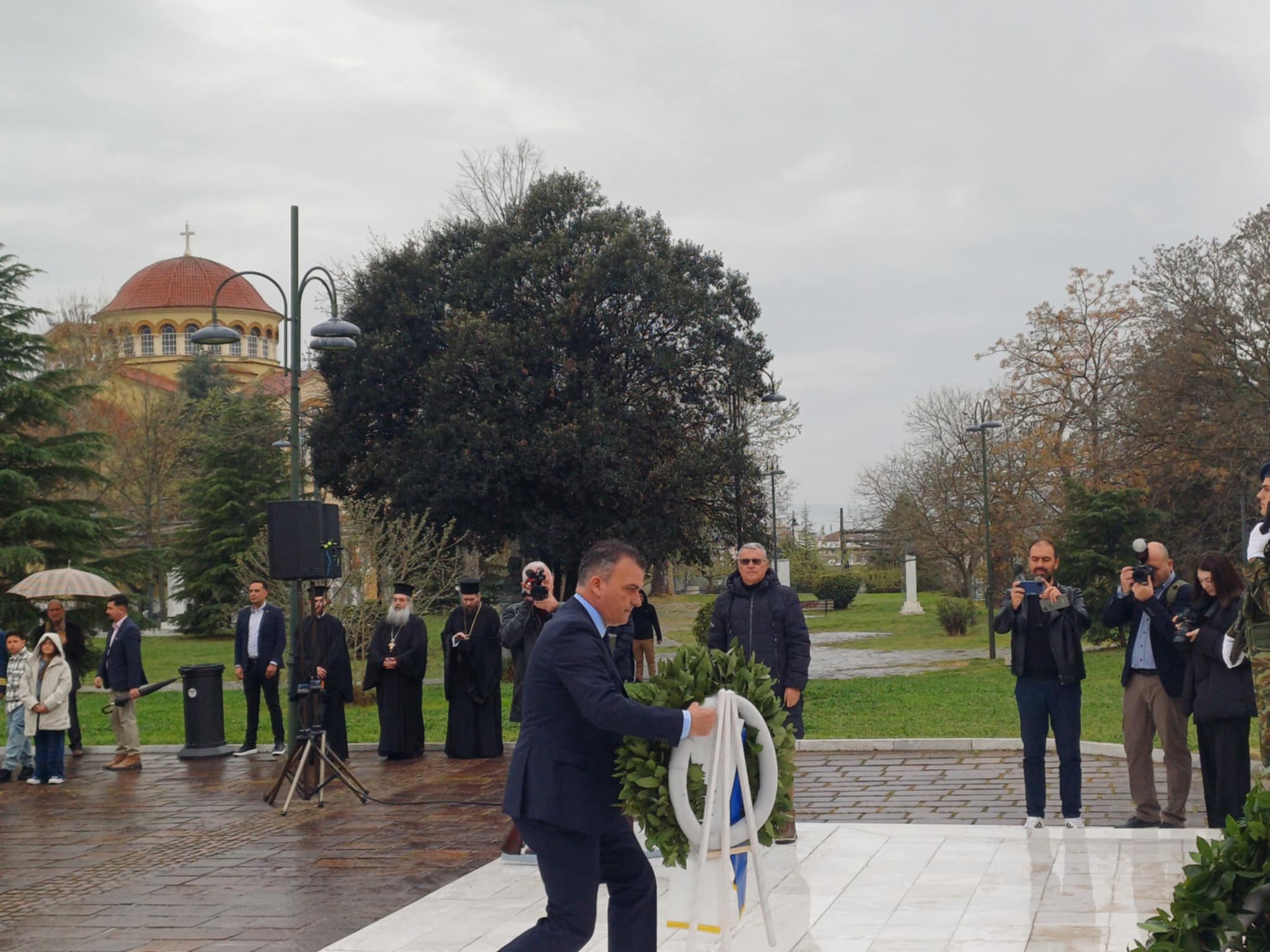 Κατάθεση στεφάνων υπό βροχή στο Ηρώο από τις αρχές και τη Ζωή Κωνσταντοπούλου(ΦΩΤΟ+video)