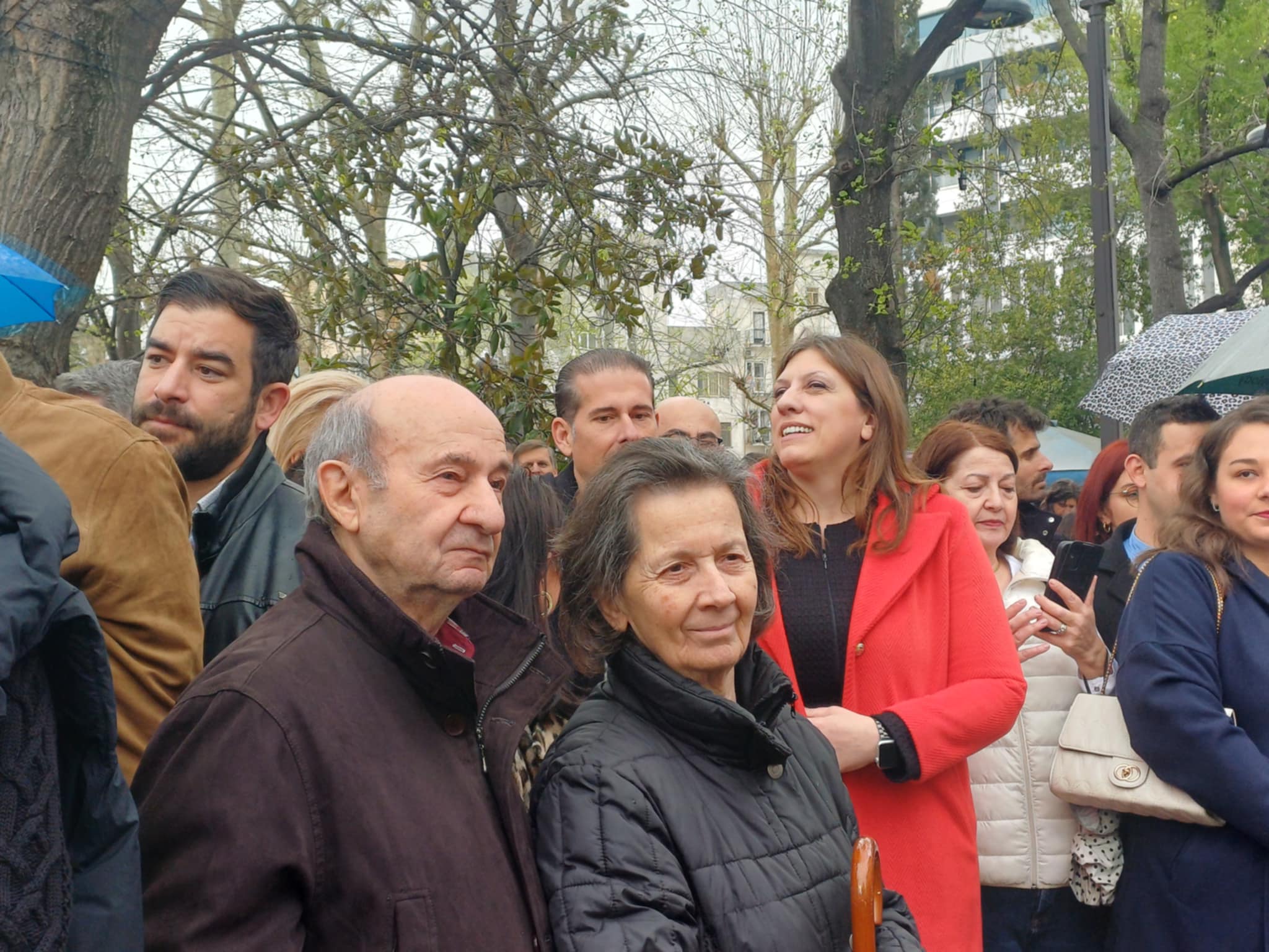 Με τον κόσμο απέναντι από τους επισήμους παρακολούθησε την παρέλαση η Ζωή Κωνσταντοπούλου (ΦΩΤΟ)