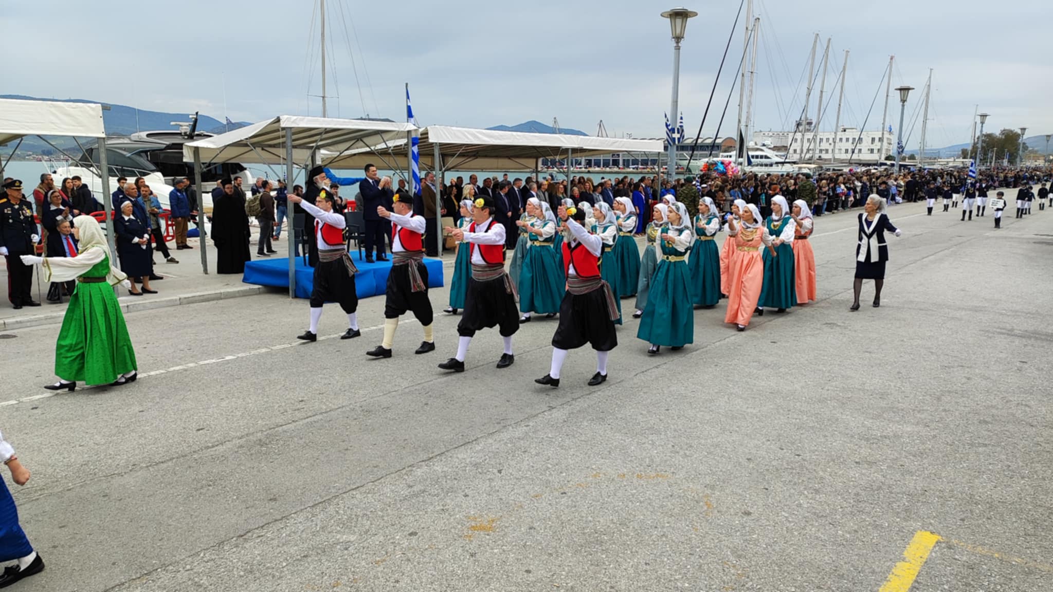 Πλήθος κόσμου στην παραλία του Βόλου για την παρέλαση (ΦΩΤΟ)