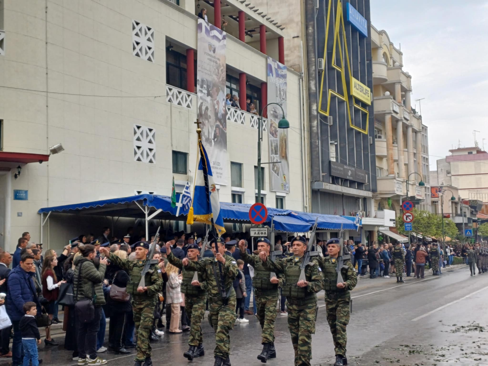 Φωτογραφικά κλικς από την παρέλαση, υπό βροχή στη Λάρισα (ΦΩΤΟ)