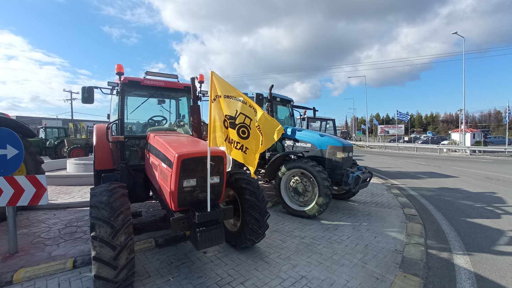 Ισχυρές αστυνομικές δυνάμεις εμπόδισαν τη συμβολική κατάληψη της ΠΑΘΕ - ένταση το το μεσημέρι ανάμεσα σε αγρότες ΜΑΤ (ΦΩΤΟ)