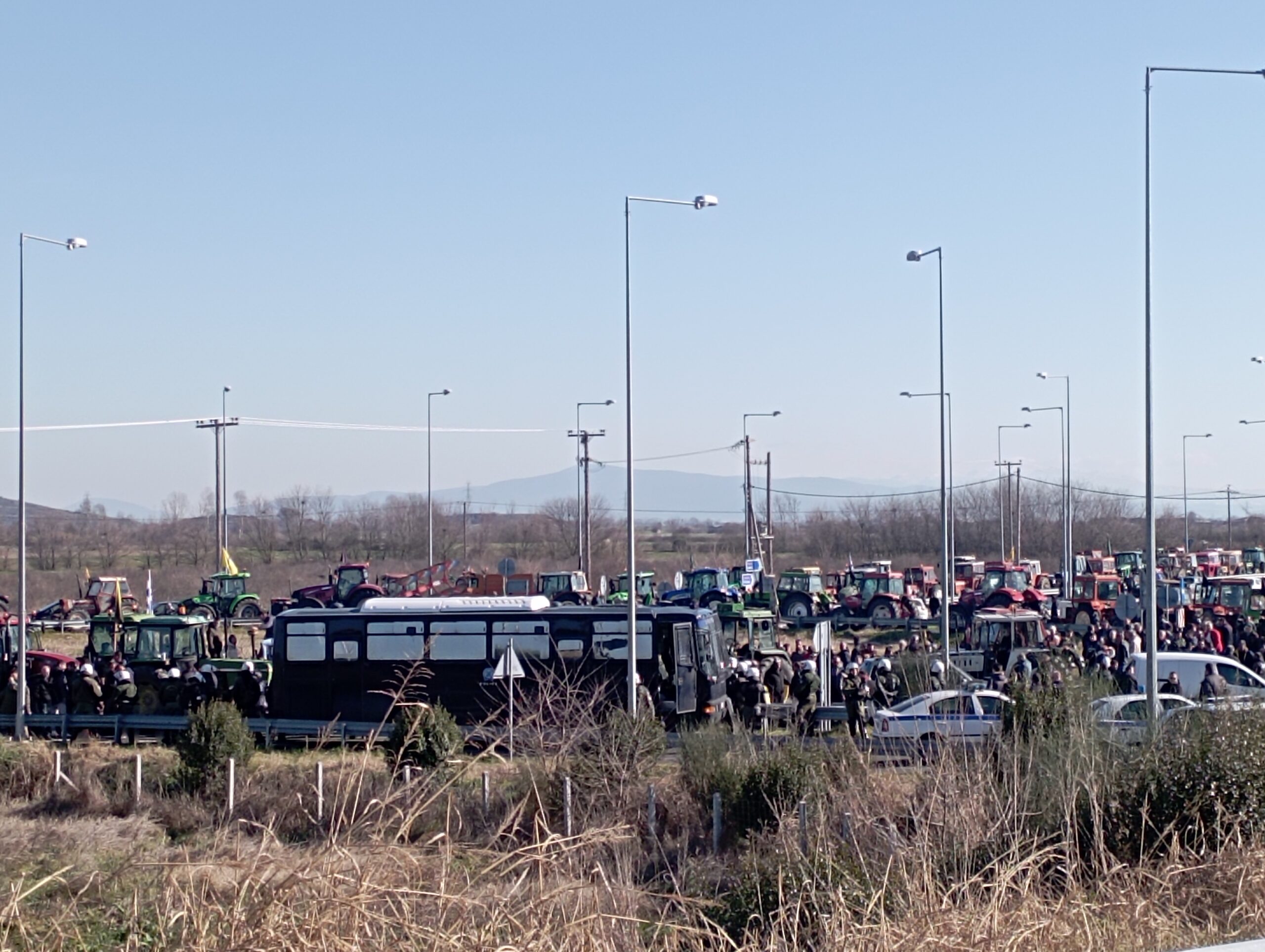 Έφοδος στον Ε-65 αστυνομικές δυνάμεις, χρήση χημικών και κρότου λάμψης -τραυματισμός αγρότη και σύλληψη (φωτο - βίντεο)