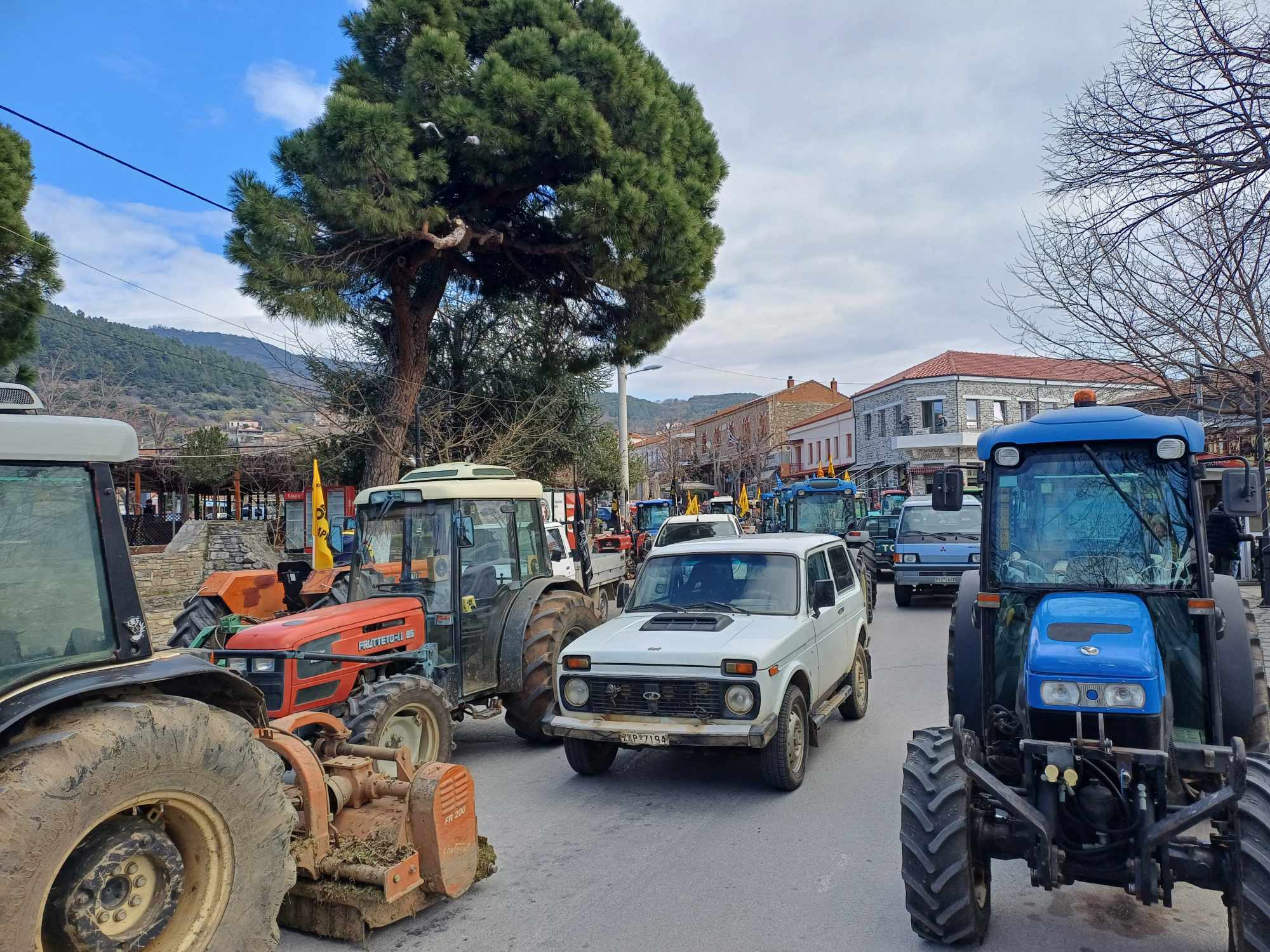 «Βούλιαξε» από τρακτερ και αγρότες η κεντρική πλατεία της Αγιάς-ογκώδες συλλαλητήριο (ΦΩΤΟ+video)