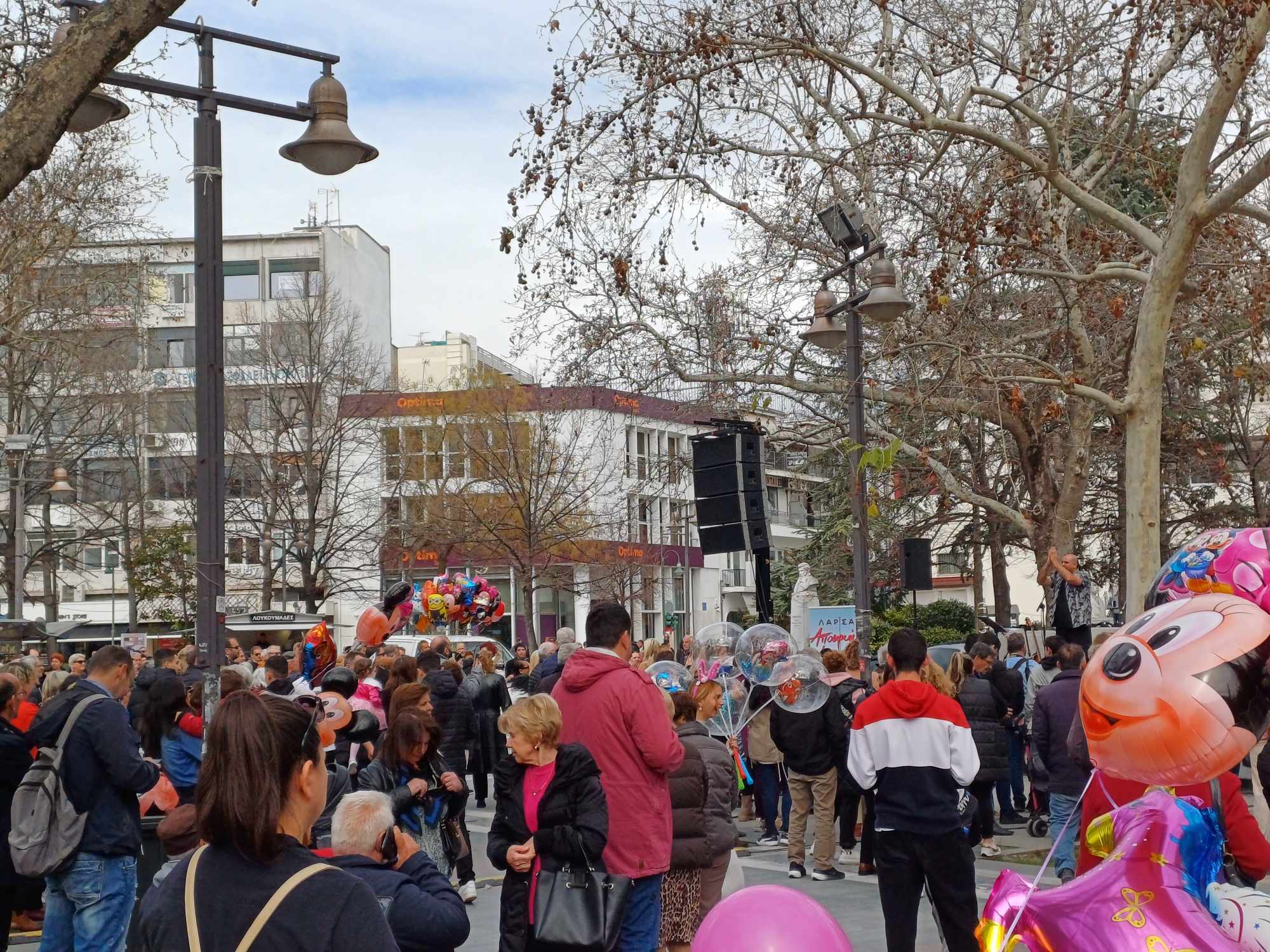 Ξεσήκωσε τους Λαρισαίους με τα τραγούδια και το...χιούμορ του ο Γιάννης Ζουγαννέλης (ΦΩΤΟ+video)