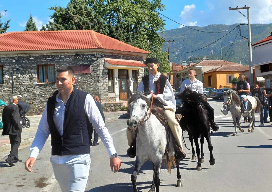 Καβάλα παν στην εκκλησιά , καβάλα προσκυνάνε... στους Γόννους ανήμερα του Αη Γιώργη (ΦΩΤΟ)