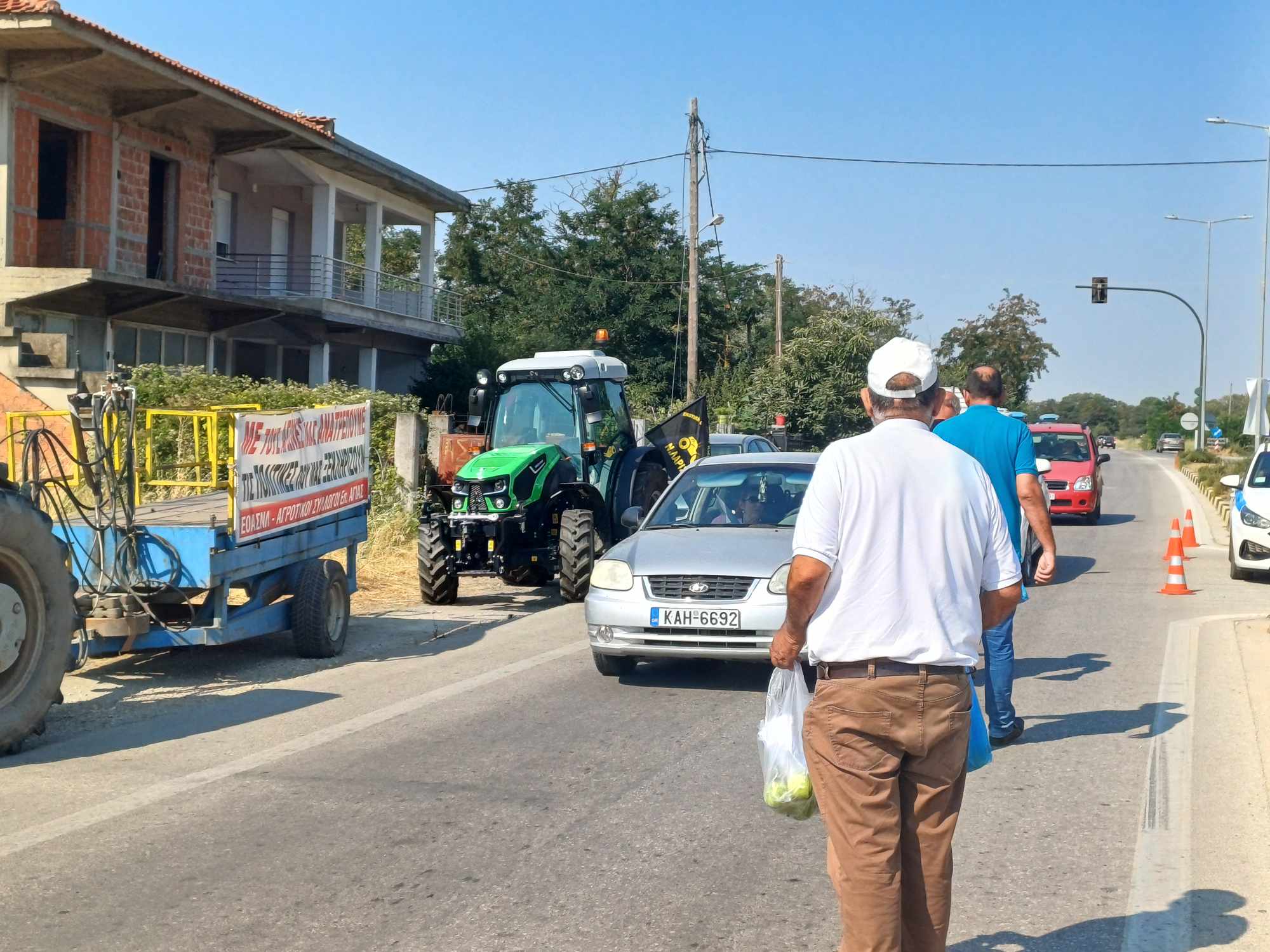 Εν μέσω καύσωνα έβγαλαν τρακτερ οι αγρότες στην είσοδο της Αγιάς και μοίρσαν μήλα στους επισκέπτες προς τα παράλια (ΦΩΤΟ+vide