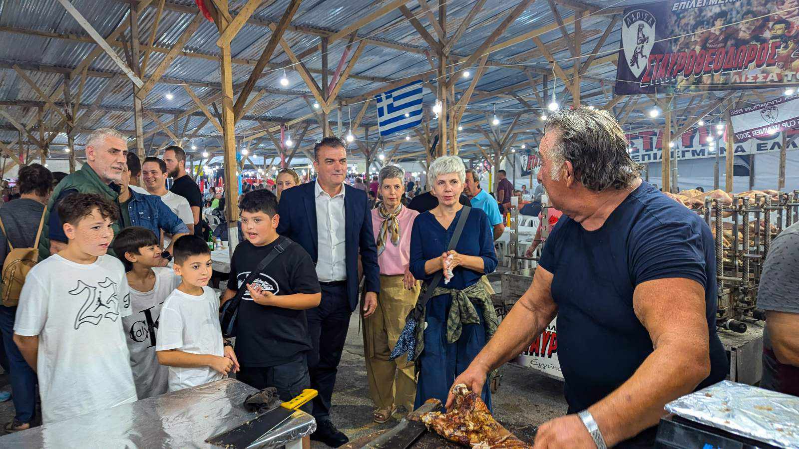 Ξεσήκωσε τους εκατοντάδες Λαρισαίους η Γλυκερία στην επίσημη έναρξη του παζαριού (ΦΩΤΟ)