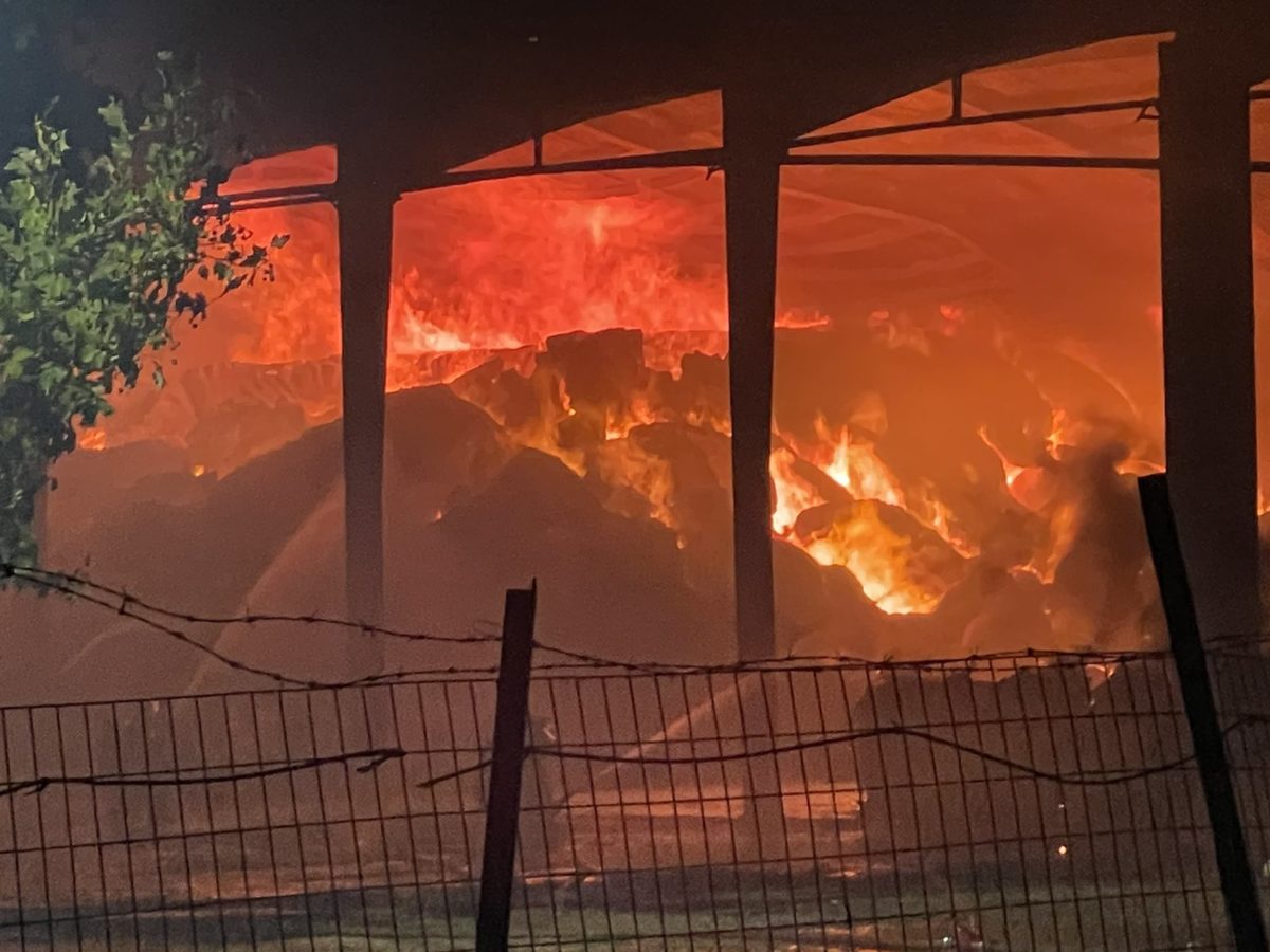 Μεγάλη φωτιά σε αποθήκη στα παλιά εκκοκκιστήρια της Ένωσης Λάρισας στο Μελισσοχώρι (ΦΩΤΟ)