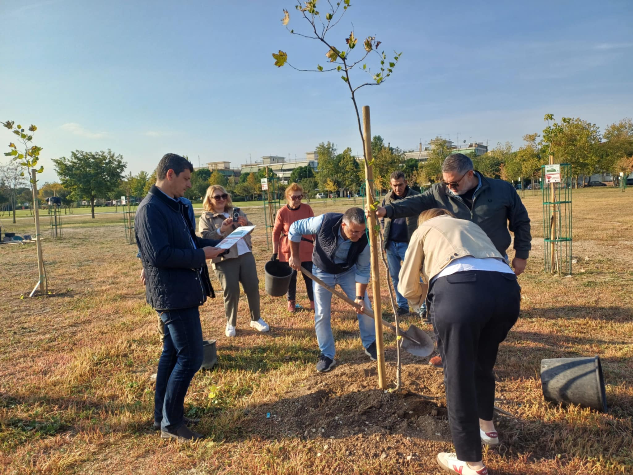 Δενδροφύτευση 30 δέντρων στο πάρκο Χατζηχαλάρ από τους Εθελοντές Αιμοδότες Λάρισας (ΦΩΤΟ)