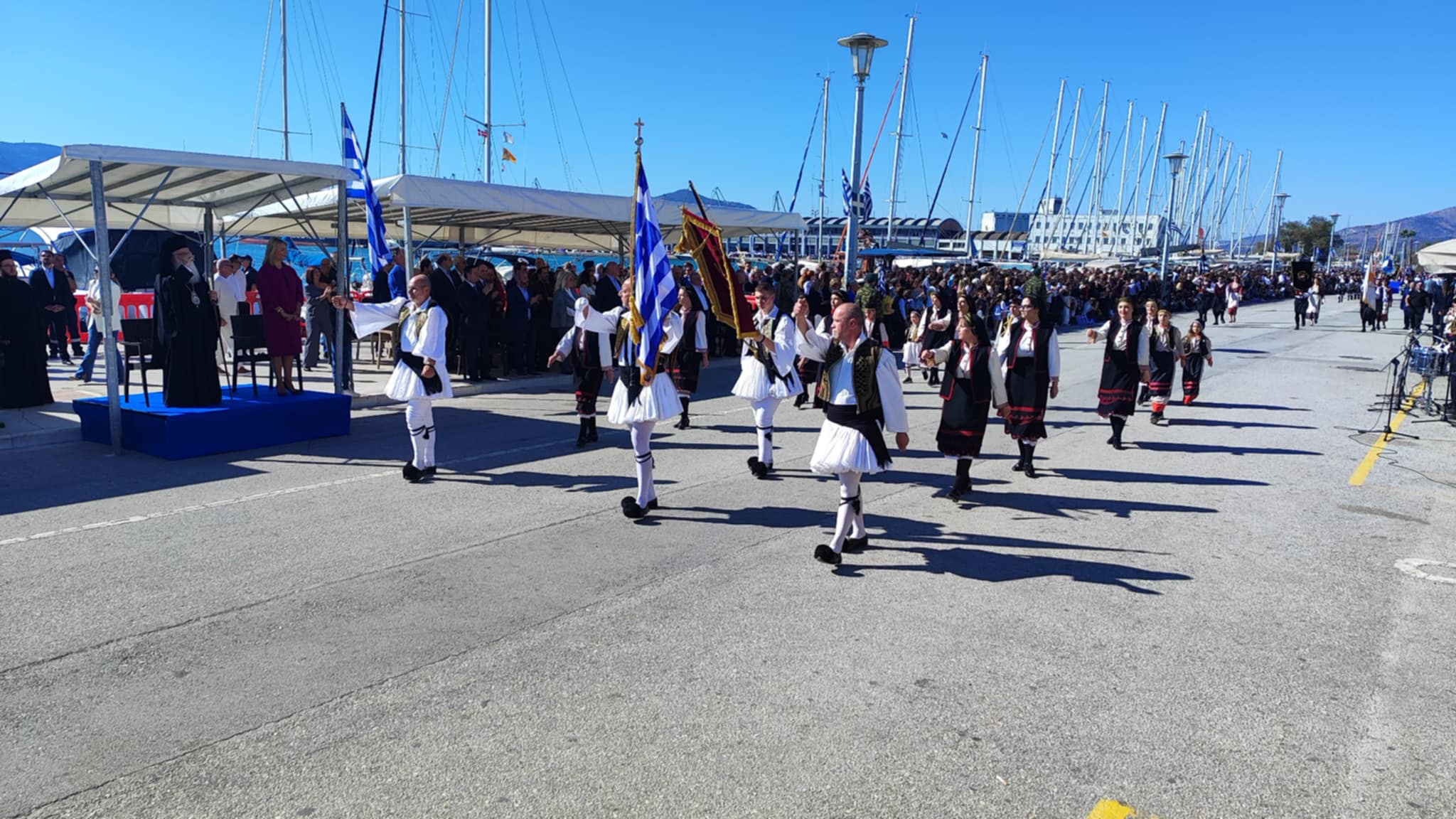 Πλήθος κόσμου στην παρέλαση του Βόλου στην παραλία (ΦΩΤΟ