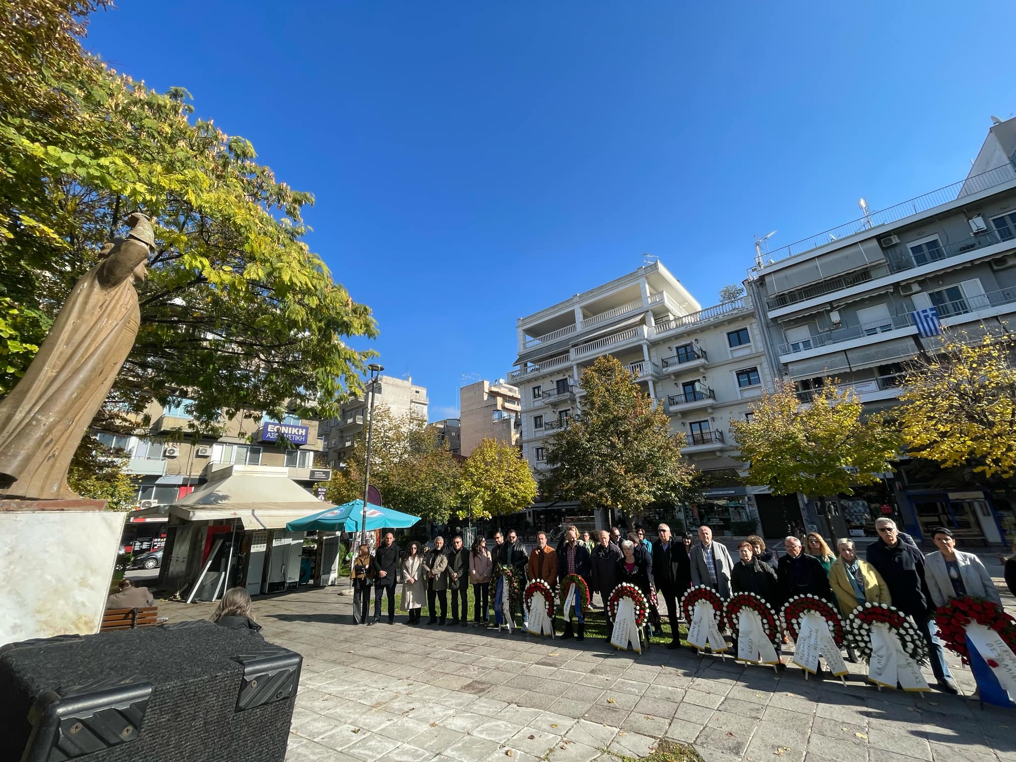 Λάρισα: Τιμήθηκε η 51η επέτειος του Πολυτεχνείου με κατάθεση στεφάνων στην πλατεία νομαρχίας (ΦΩΤΟ)