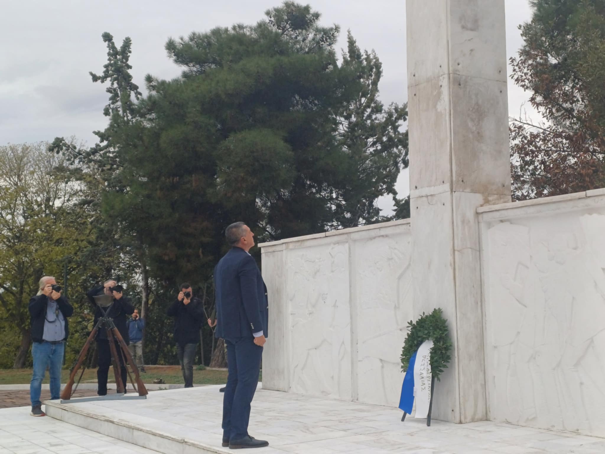 Δοξολογία στον Άγιο Αχίλλιο και κατάθεση στεφάνων στο Ηρώο εορτάστηκε η ημέρα των Ενόπλων Δυνάμεων στη Λάρισα (ΦΩΤΟ)